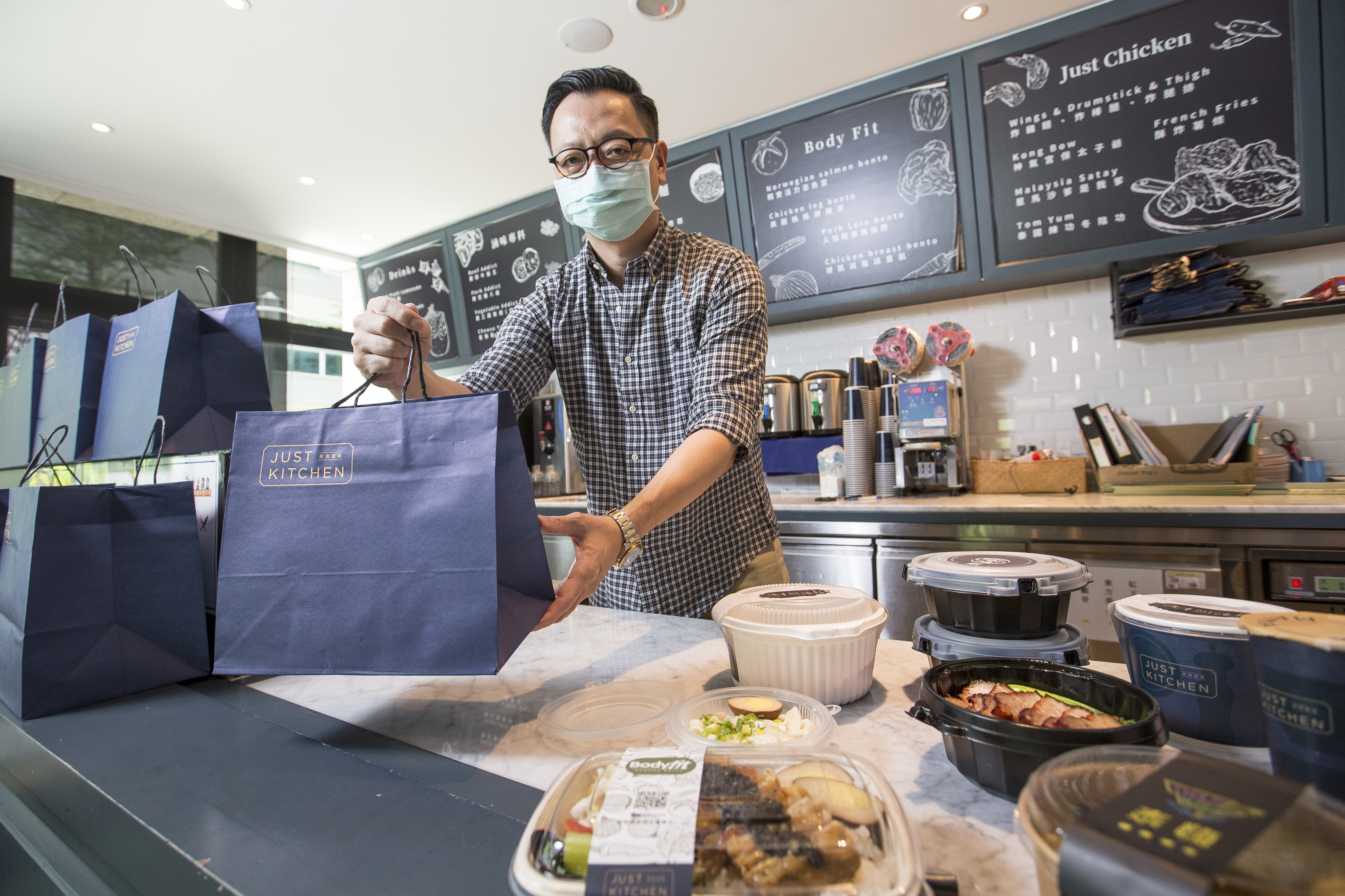 Just Kitchen旗下的「匠魂製作」餐盒包裝採卡扣設計，完全不外漏，包材比一般貴3倍。（匠魂鰻魚飯，239元／份；厚咖哩綜合雞牛丼，176元／份）