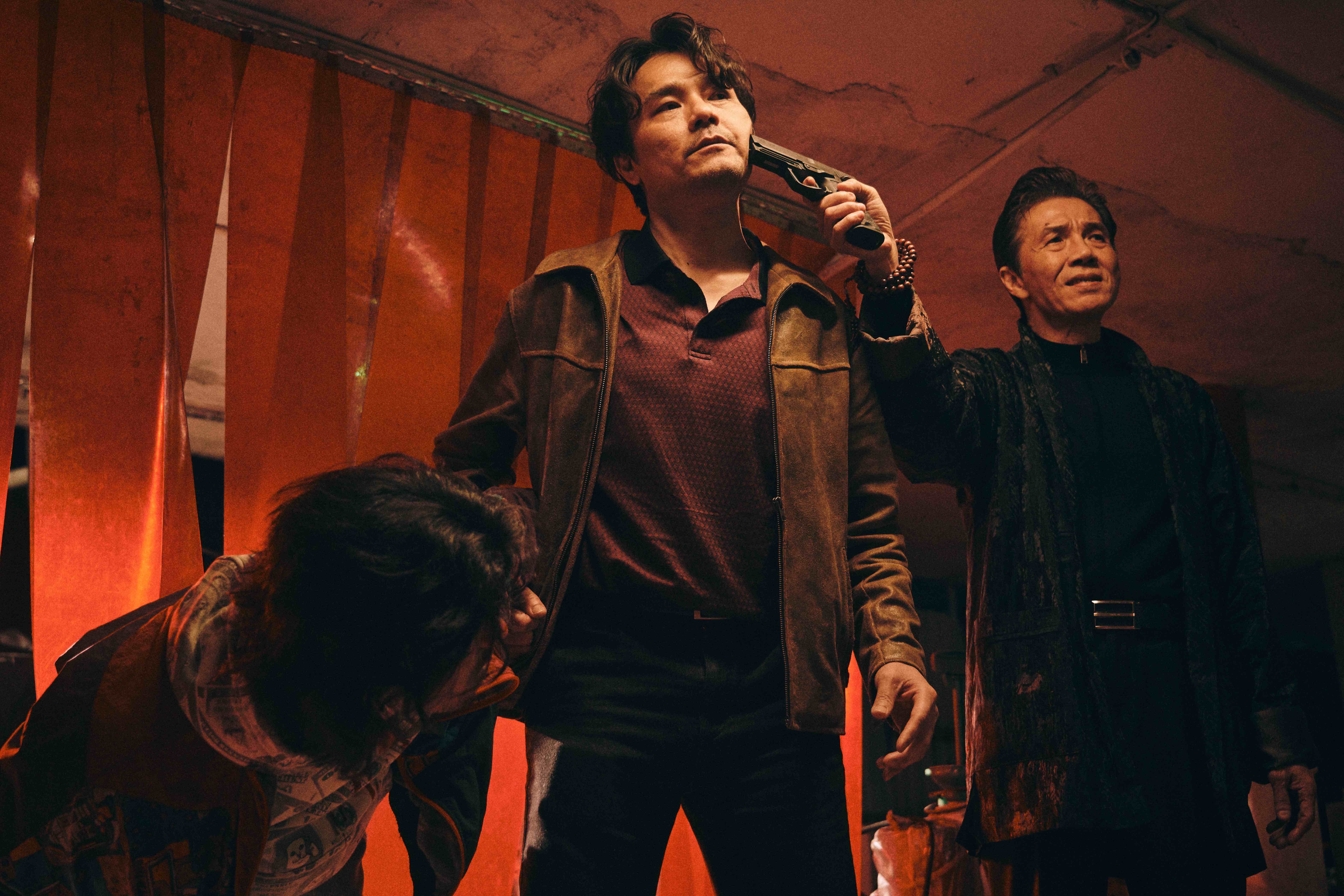 電影《手捲煙》中太保（右）飾演的角色為「竹昇」，中為男主角林家棟。（CatchPlay提供）