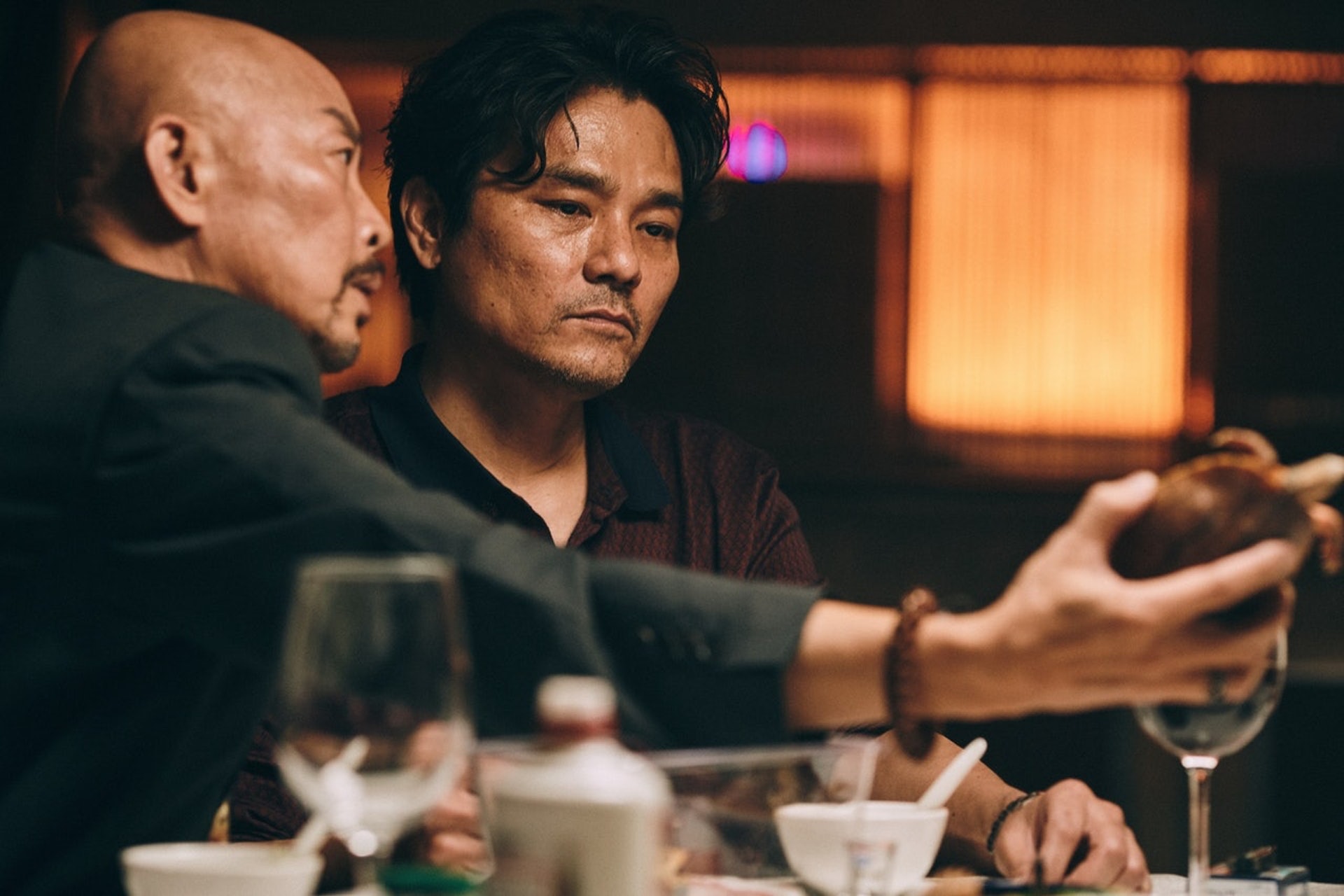 《手捲煙》中的林家棟（右）本來有一場騎重型機車的戲，但因經費有限無法拍攝。（CatchPlay提供）