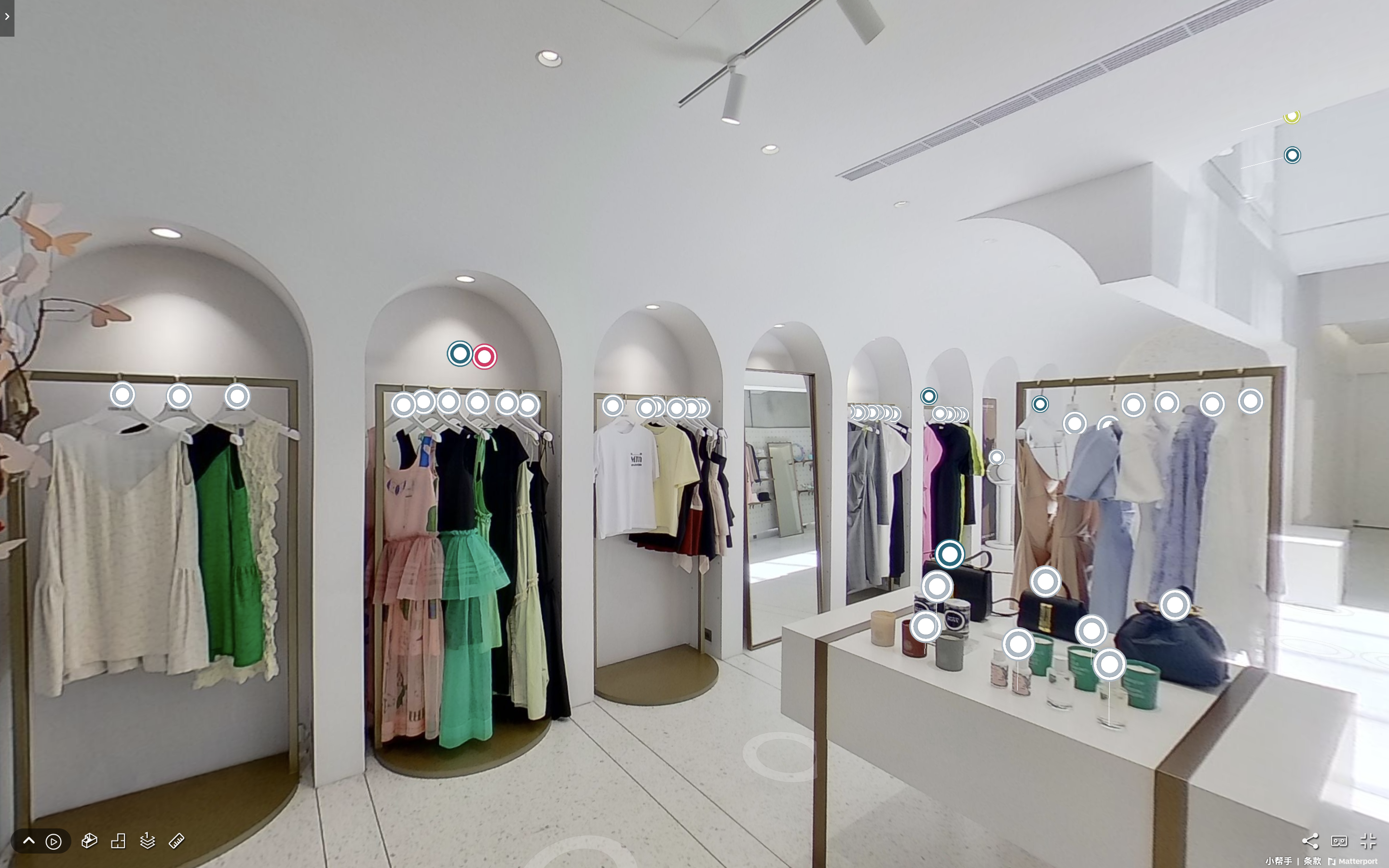 LIGHTWELL打造VR虛擬實境逛店，讓消費者不用出門也可以像真的逛街一樣，看到喜歡的衣服就近觀看。（LIGHTWELL提供）