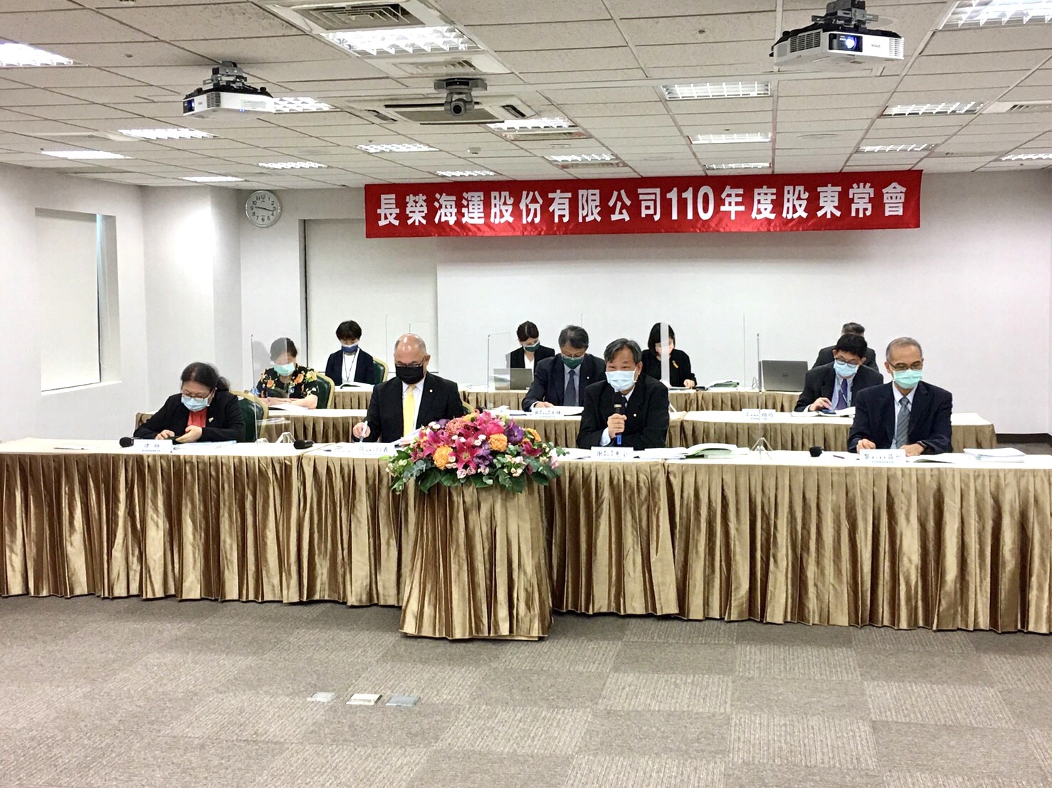 長榮海運去年獲利亮眼，估計今年下半年需求未歇，樂觀看待今明兩年的表現。