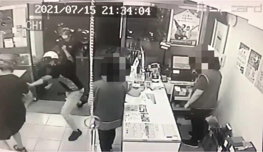 鄧姓里長躲入便利商店，2名男子跟著追入店內毆打他。（翻攝畫面）