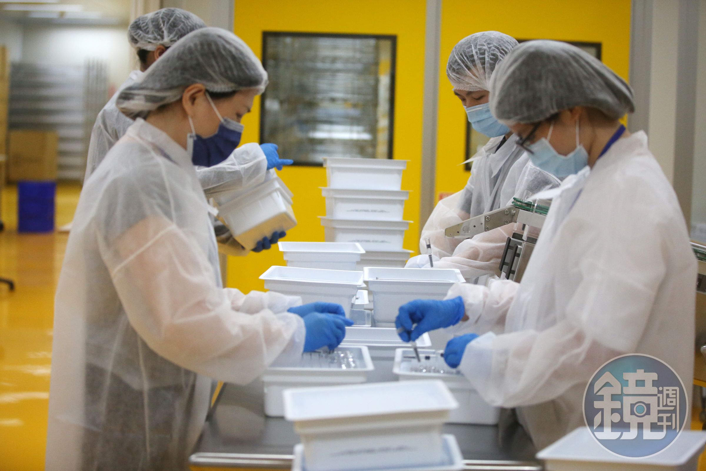 高端疫苗19日取得食藥署的緊急授權（EUA），怎料國民黨團卻按鈴提告官員圖利；圖為高端疫苗內部生產線。（本刊資料照）