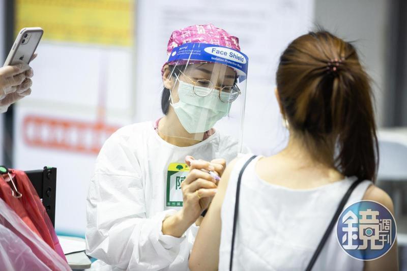 一位人妻分享自己收到疫苗預約簡訊,未料卻是空歡喜一場。(本刊資料照)