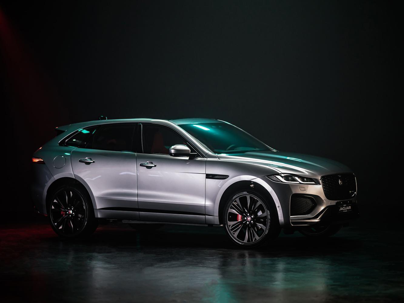 New Jaguar F-PACE擁有嶄新外型與優美車身線條，強調流線動感的曲線營造出專屬於跑車型SUV讓人過目難忘的絕美身形。