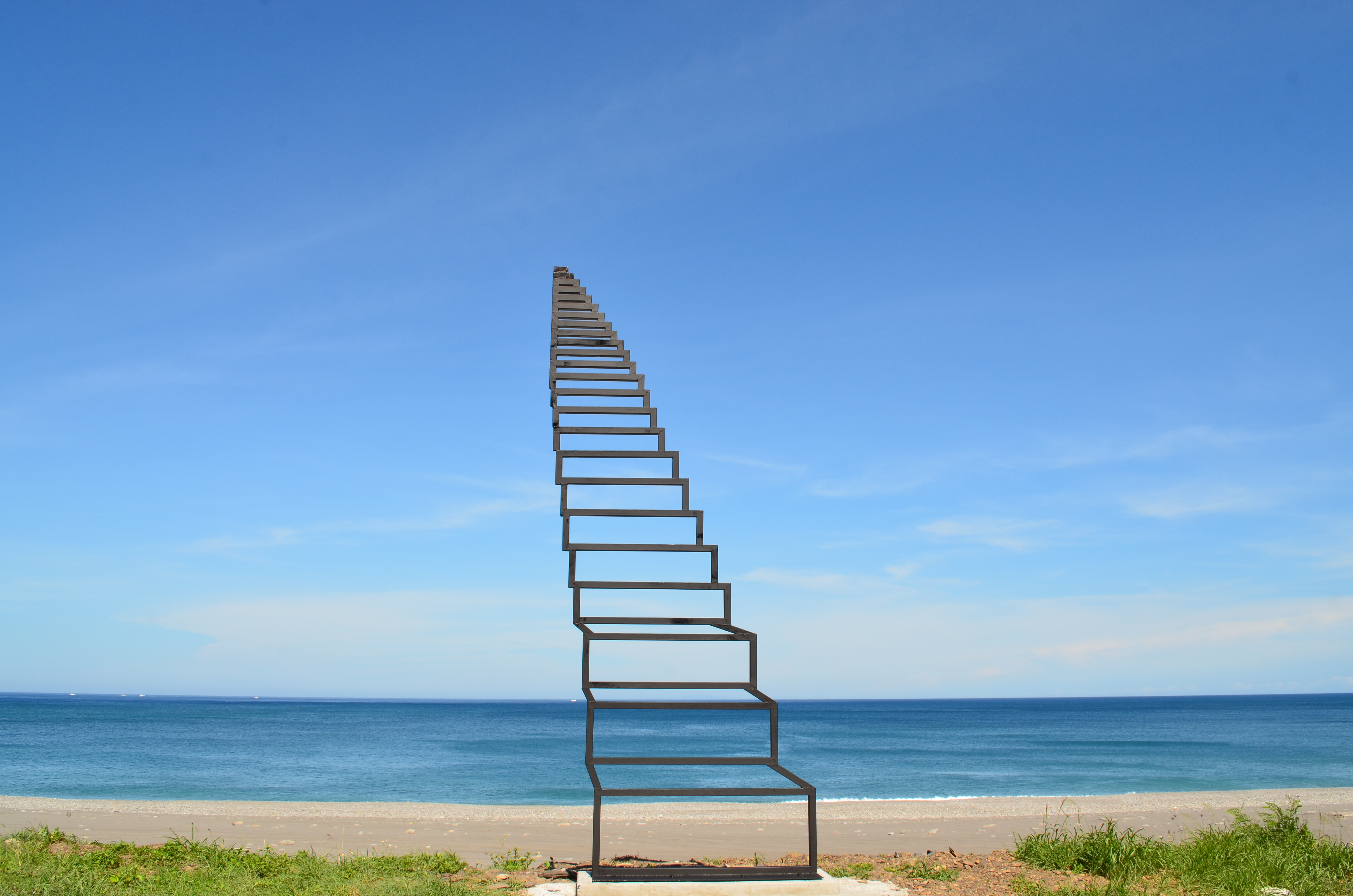 《通往天堂的階梯》透過視覺錯位，成為南迴公路上最夢幻又超現實的作品。