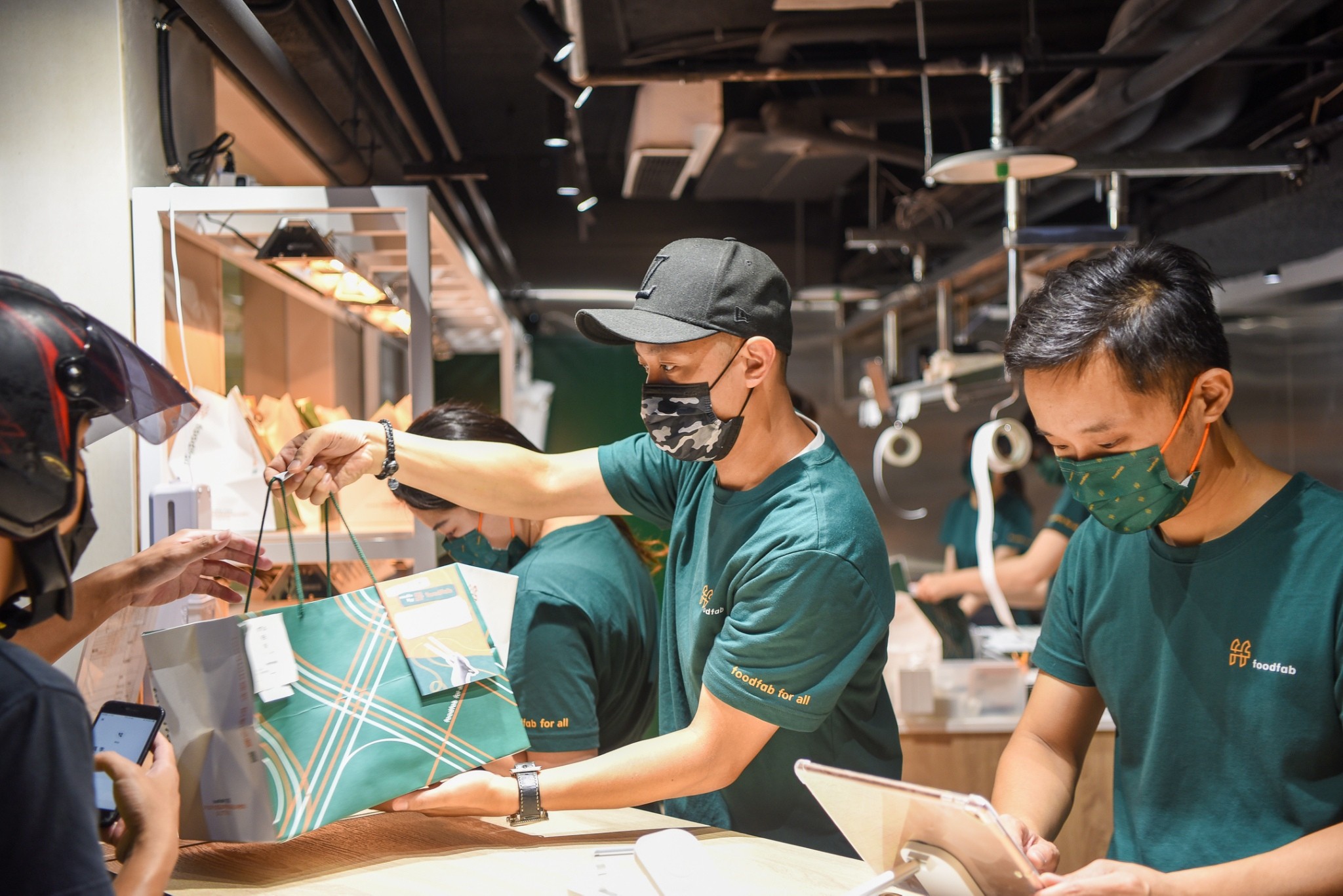 做外送餐要如何熱賣？「腹飛雲廚」創辦人楊哲瑋（右2）認為價錢與品項數量都是重點。（腹飛雲廚提供）