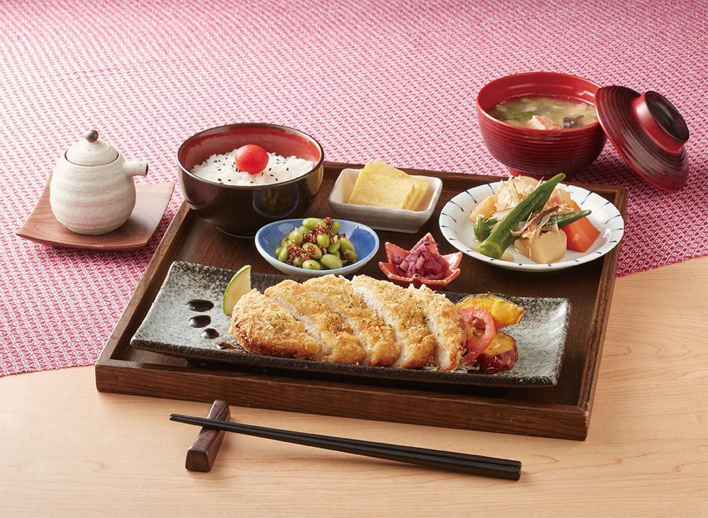 外送餐點設定成套餐，比起單點更容易吸引人下單。（紅葉茶屋日式豬排套餐，279元/份，腹飛雲廚提供）