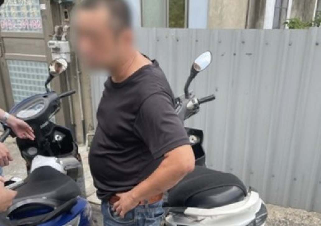 46歲的林姓男子擔任車手詐騙，被逮捕時透露僅拿幾千元。（翻攝畫面）