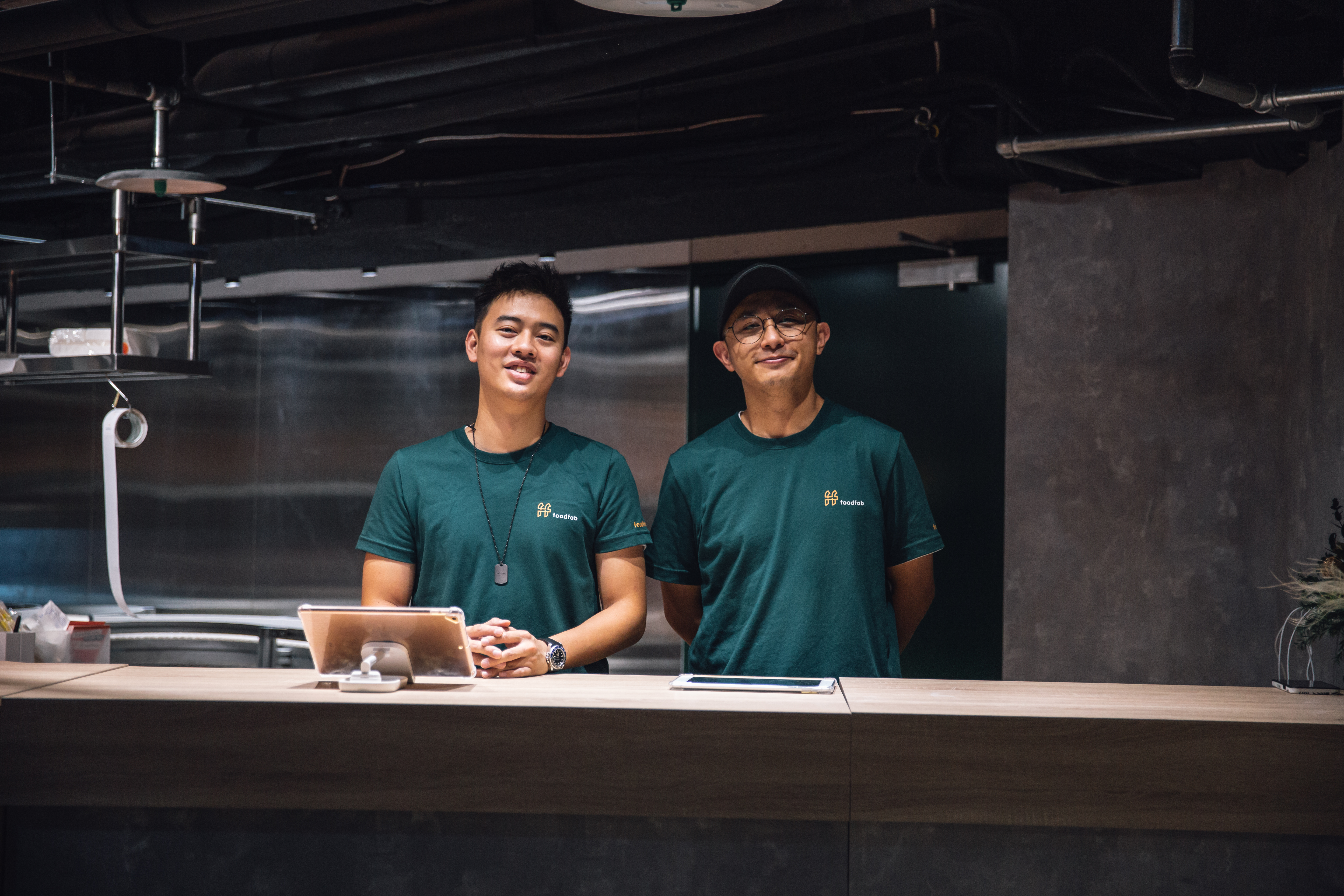 「開丼」創辦人楊哲瑋（右）攜手「光群雷射」的家族二代郭建洲（左）合夥成立「腹飛雲廚」。（腹飛雲廚提供）