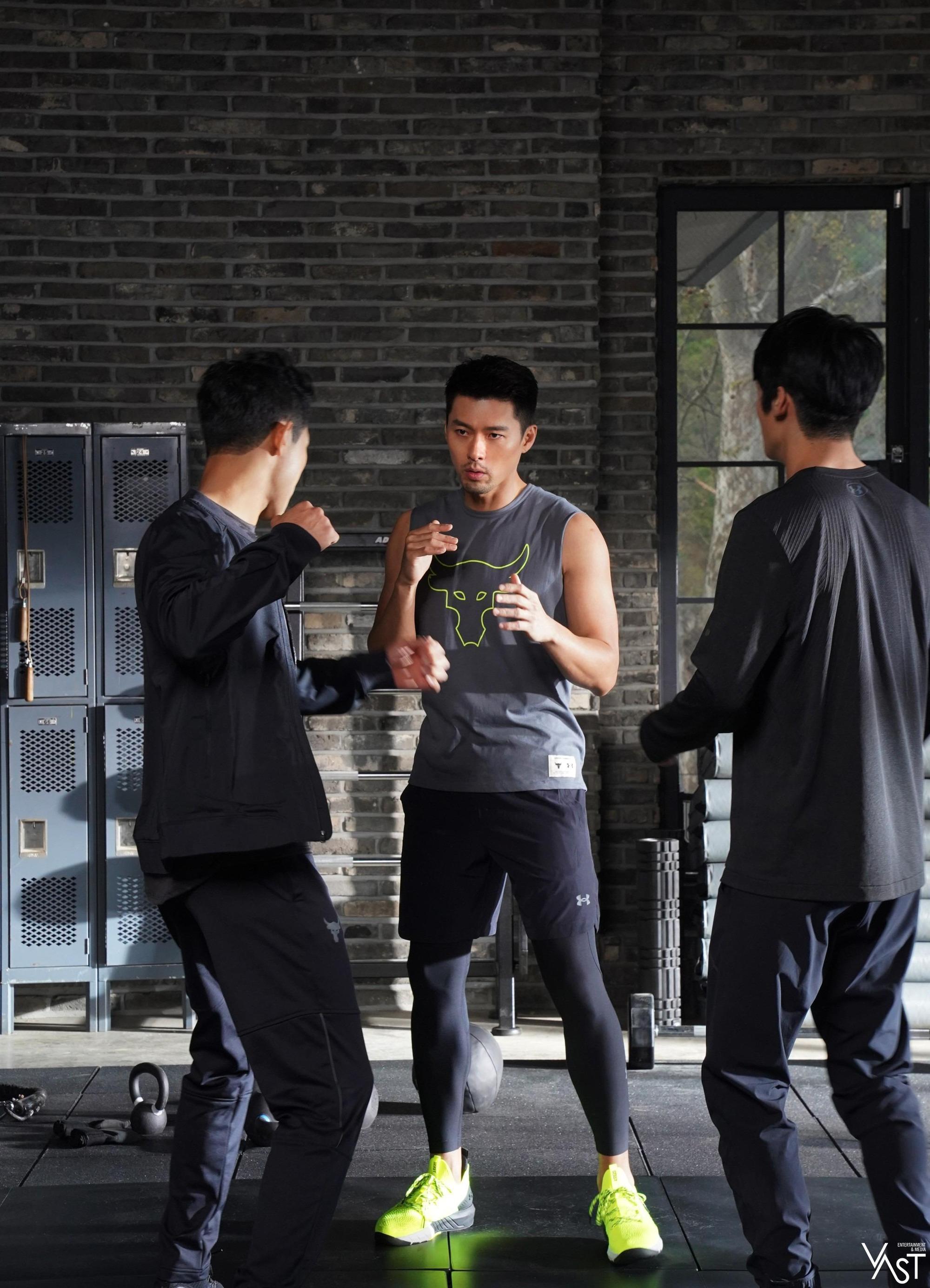 玄彬留著鬍渣上工，MAN味十足。（翻攝自VAST Entertainment NAVER POST）