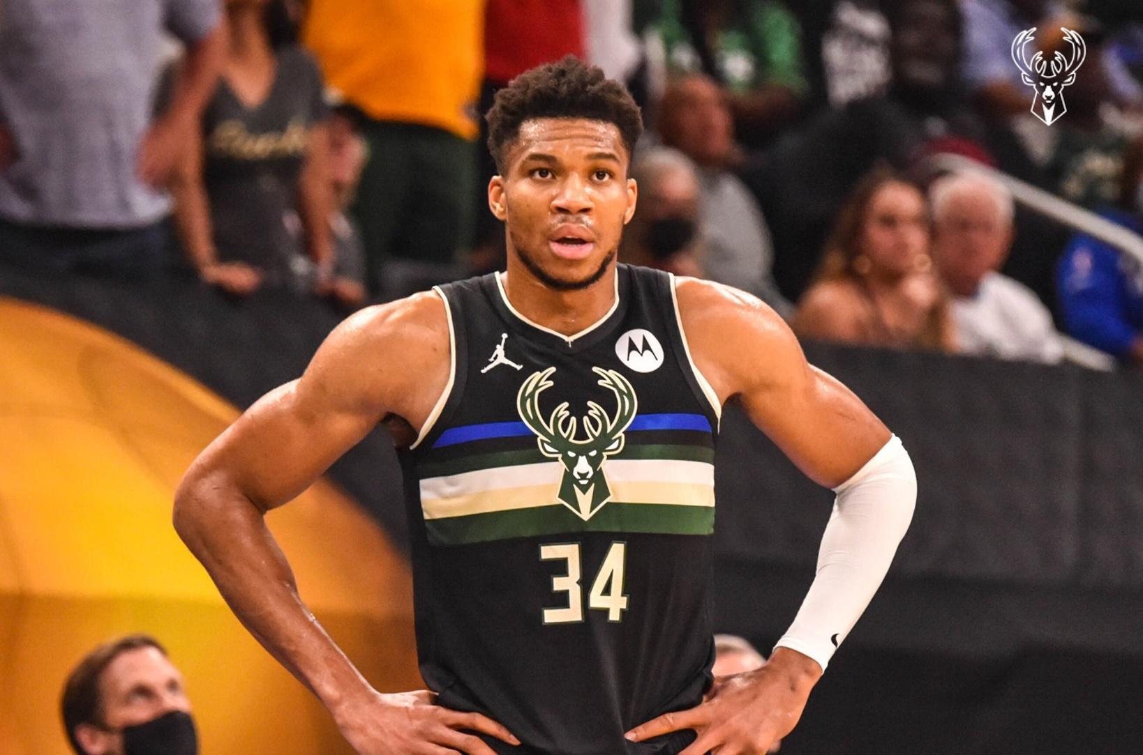 NBA公鹿逆轉太陽封王,「字母哥」安特托昆博(Giannis Antetokounmpo)獲頒Final MVP。(翻攝自Milwaukee Bucks臉書)