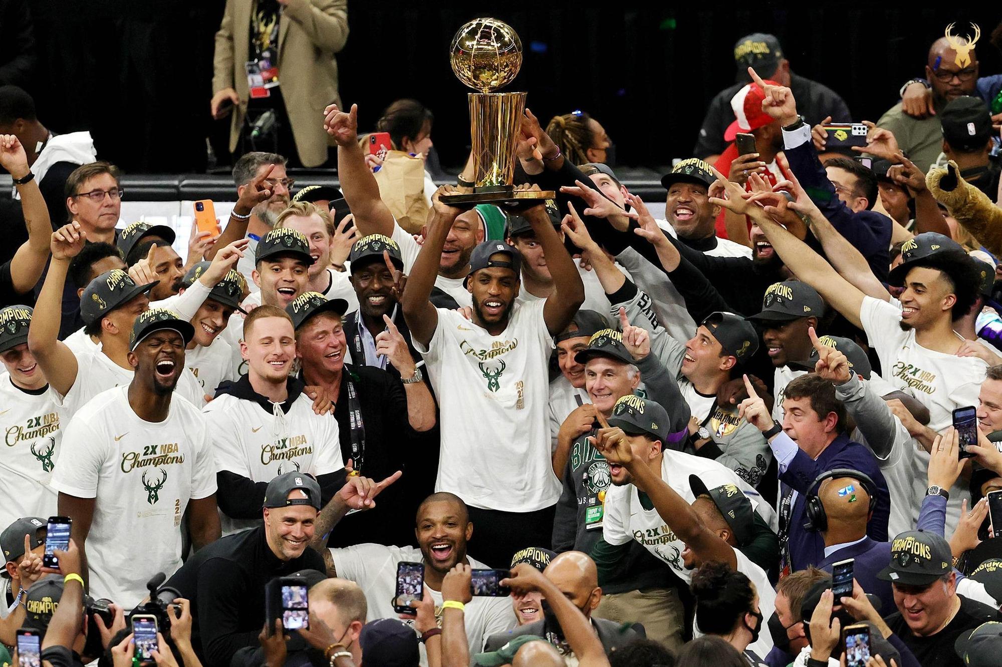 NBA公鹿逆轉太陽封王,「字母哥」安特托昆博(Giannis Antetokounmpo)獲頒Final MVP。(翻攝自Milwaukee Bucks臉書)