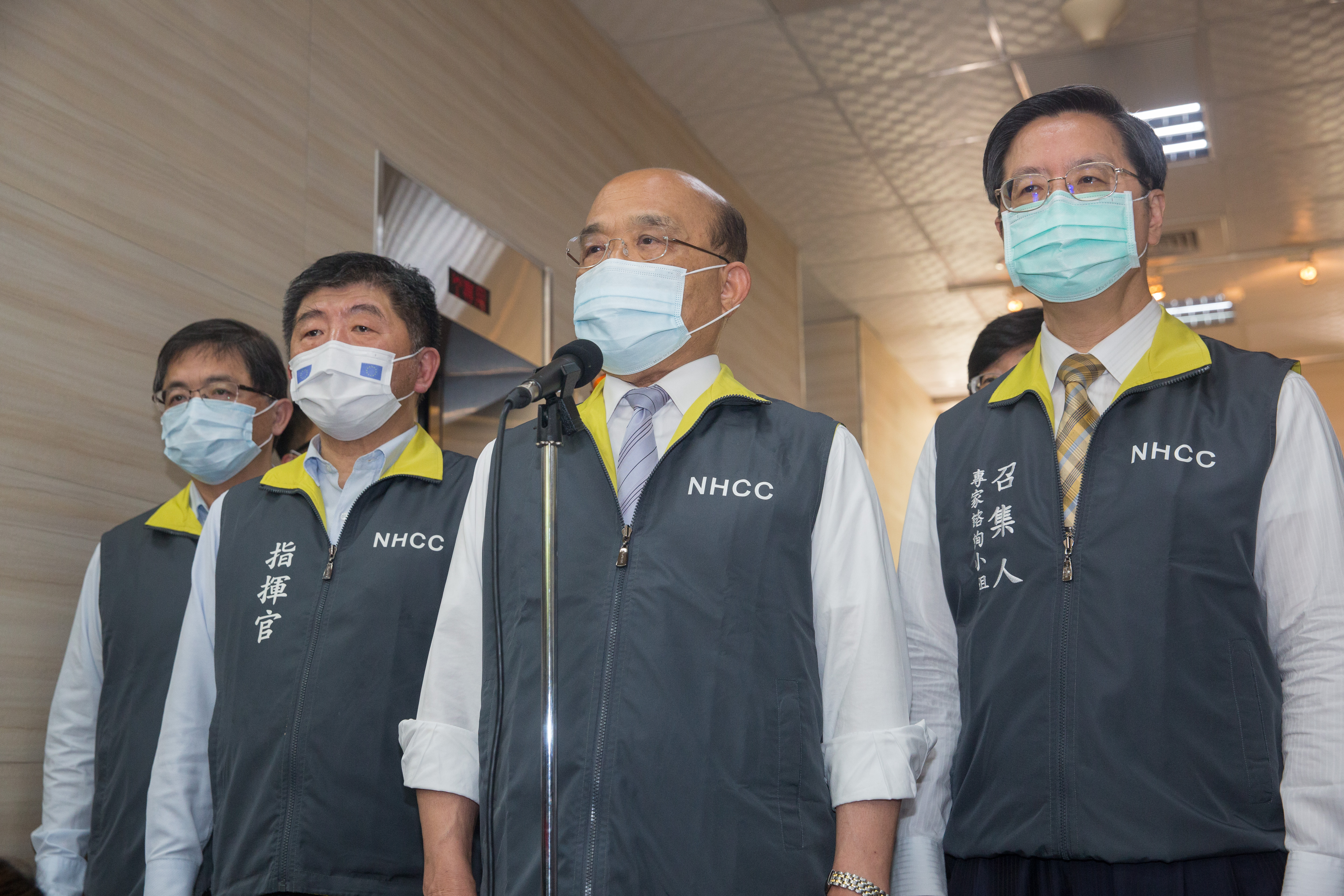 行政院長蘇貞昌（右2）承諾，食藥署授權高端EUA的會議之後會公開。（本刊資料照）