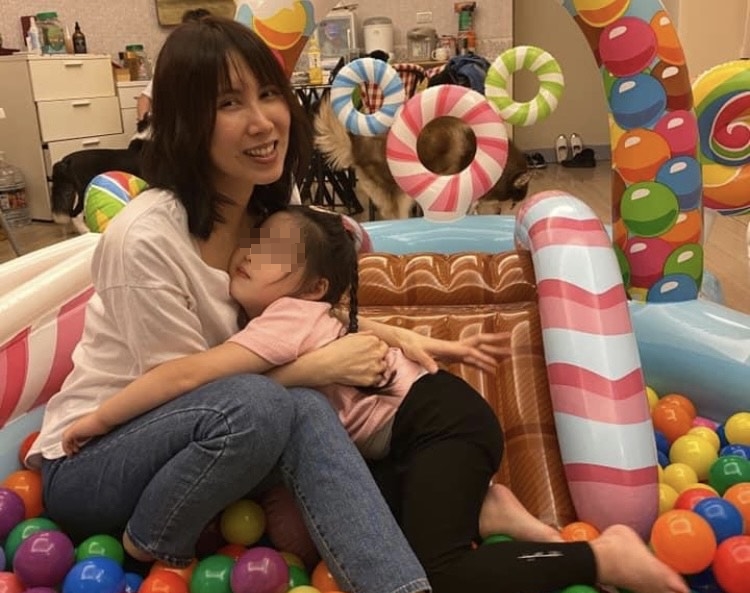 余苑綺直腸癌2度復發下週開刀，這段時間她都在陪伴兒女。（翻攝自臉書）