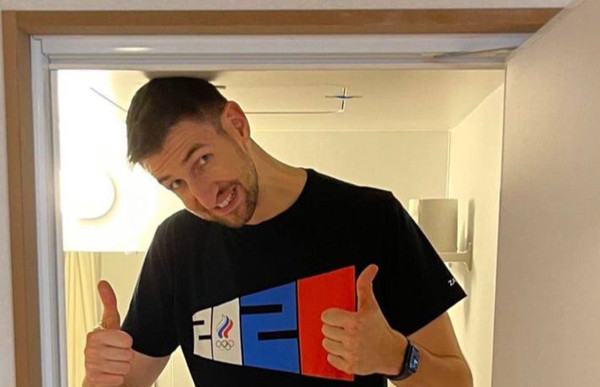 俄國身高213公分的排球選手，無法在浴室內站直身體。（翻攝自Fábio Aleixo推特）