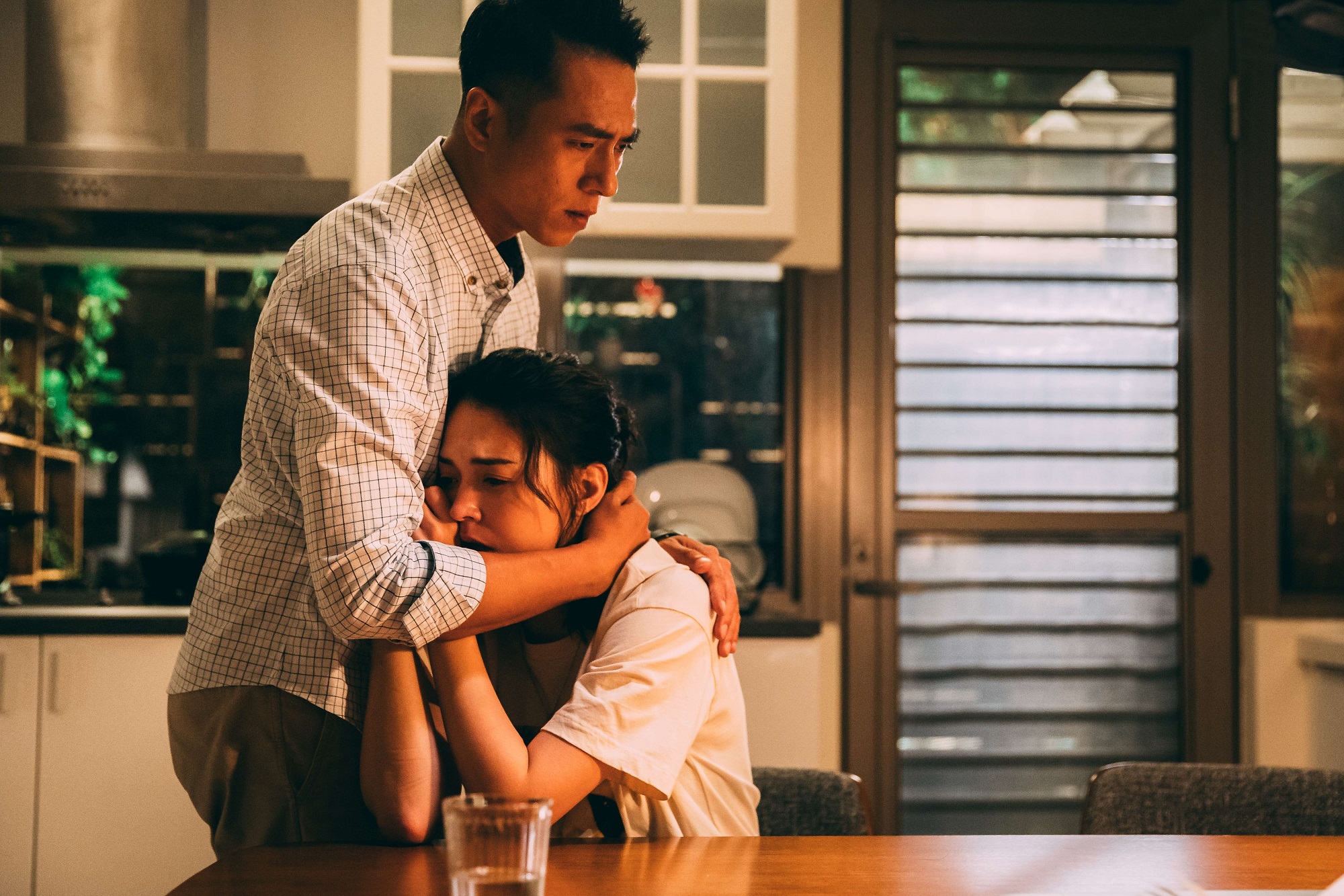 莊凱勛（左）與張榕容（右）一面追凶、一面談感情，醞釀大結局。（CATCHPLAY+提供）