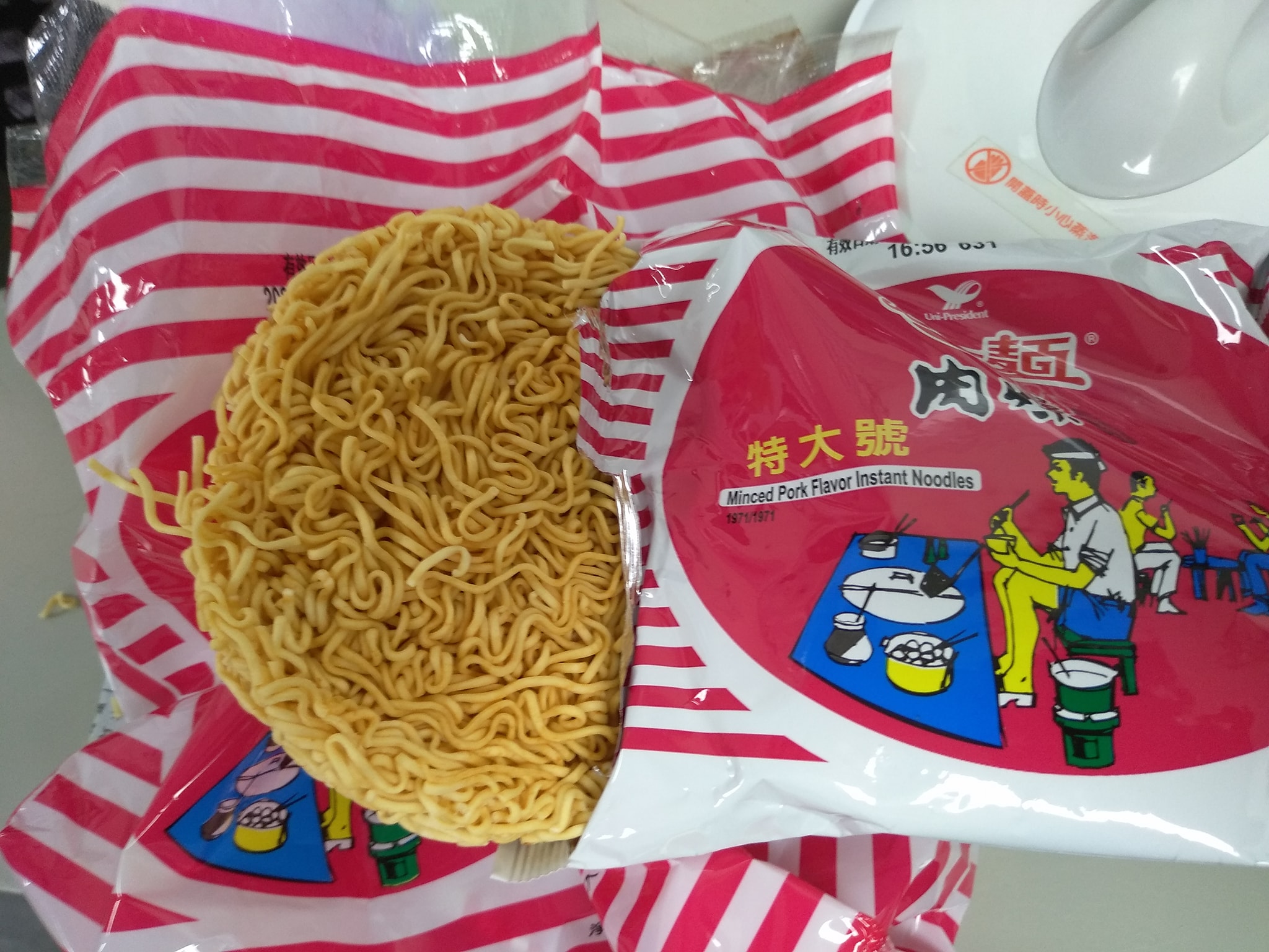 有網友發現某品牌泡麵從方形改成圓形，PO網詢問原因。（翻攝自臉書社團「爆廢公社公開版」）