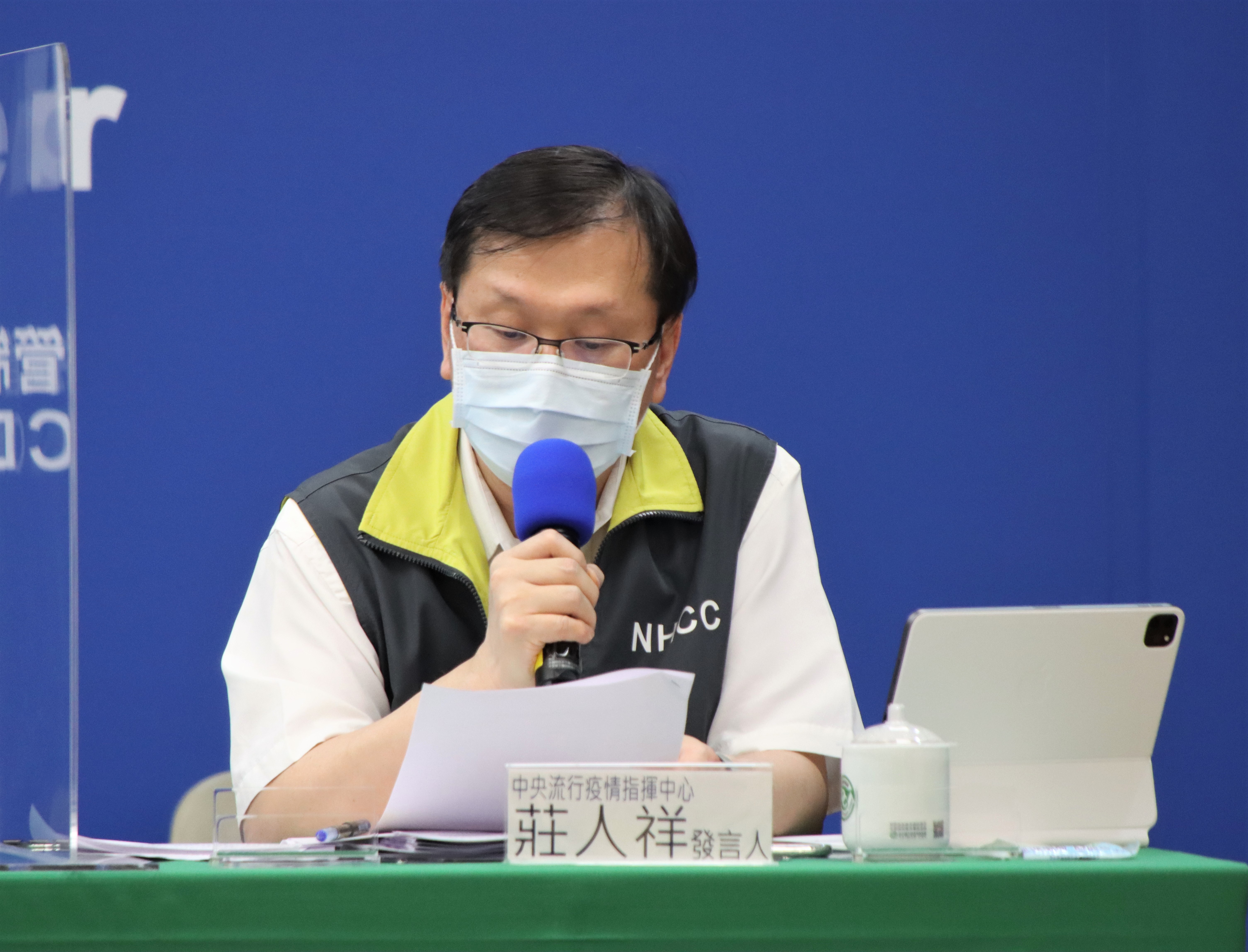莊人祥報告昨日120例的接種疫苗後不良反應統計。（指揮中心提供）