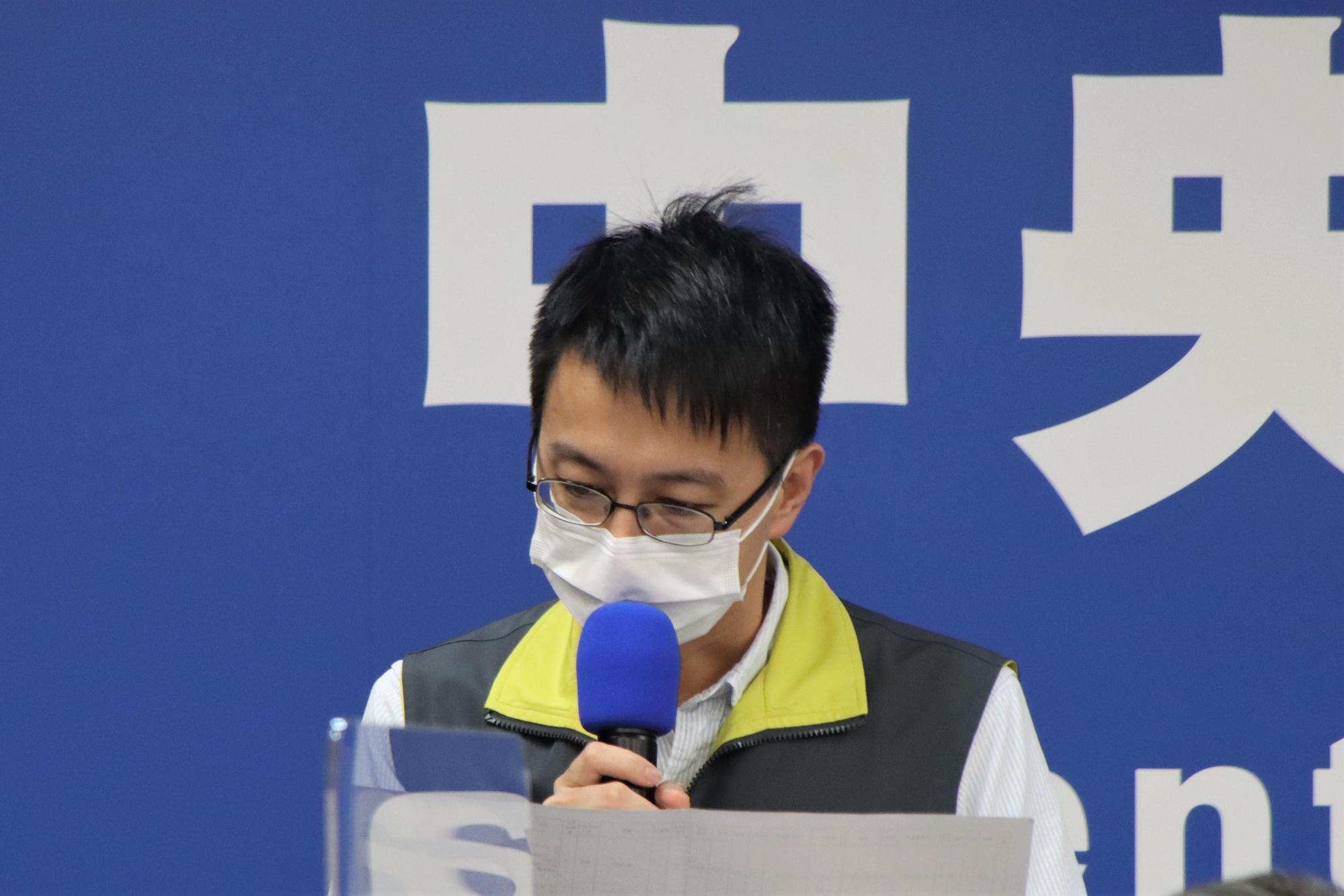 羅一鈞說明一名確診個案康復解隔後,於本月死亡的原因。(指揮中心提供)