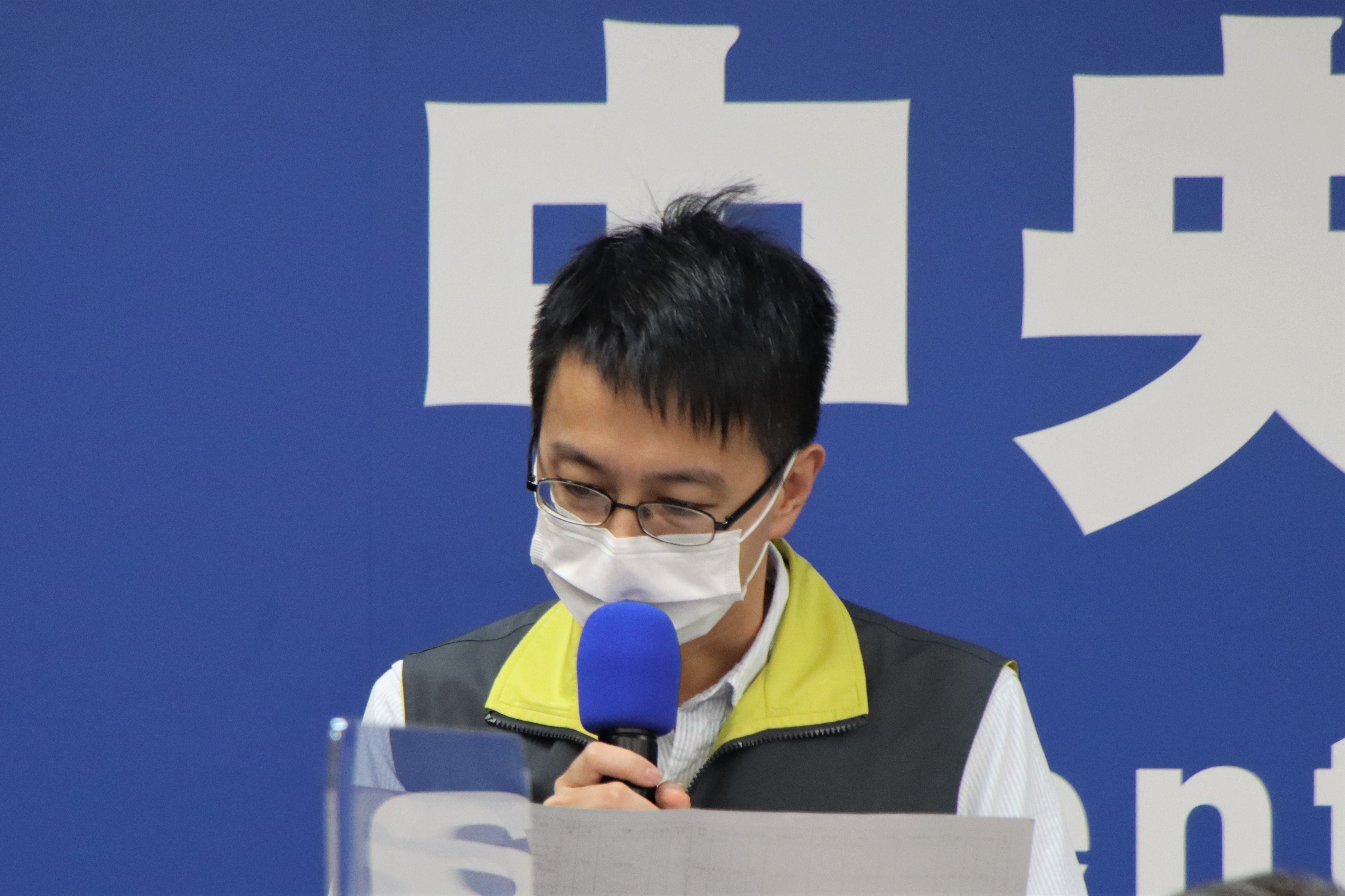 羅一鈞說明一名確診個案康復解隔後，於本月死亡的原因。（指揮中心提供）