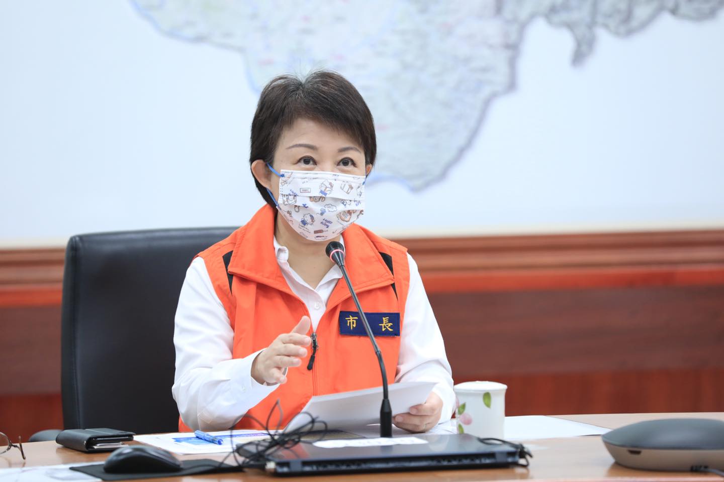 盧秀燕宣布，颱風來襲，除和平山區，傾向照常施打疫苗，但會視風雨情形彈性調整。（翻攝自盧秀燕臉書）