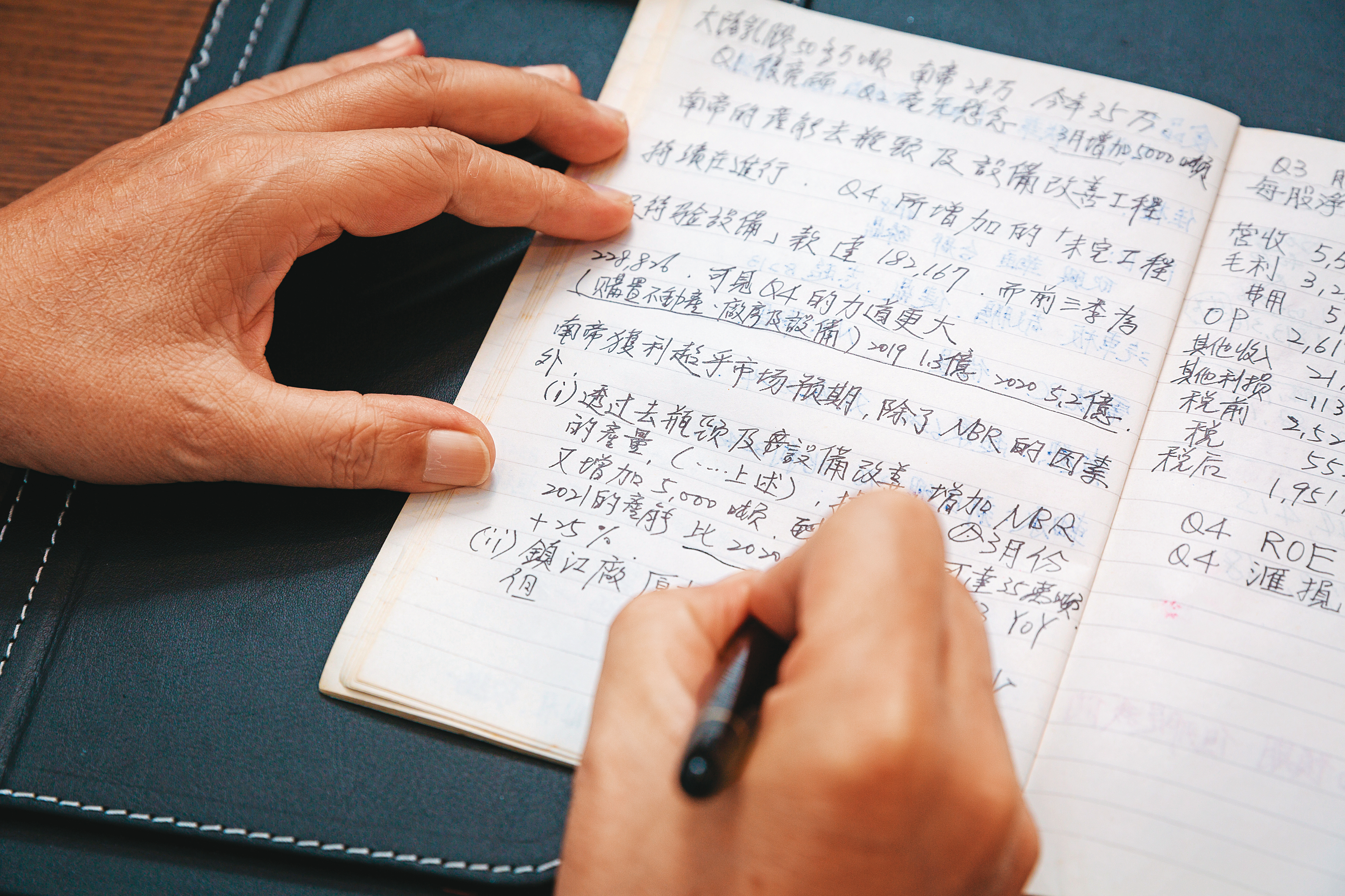 看中意的個股,王順興會研究公司財報、股東年報至少10年。