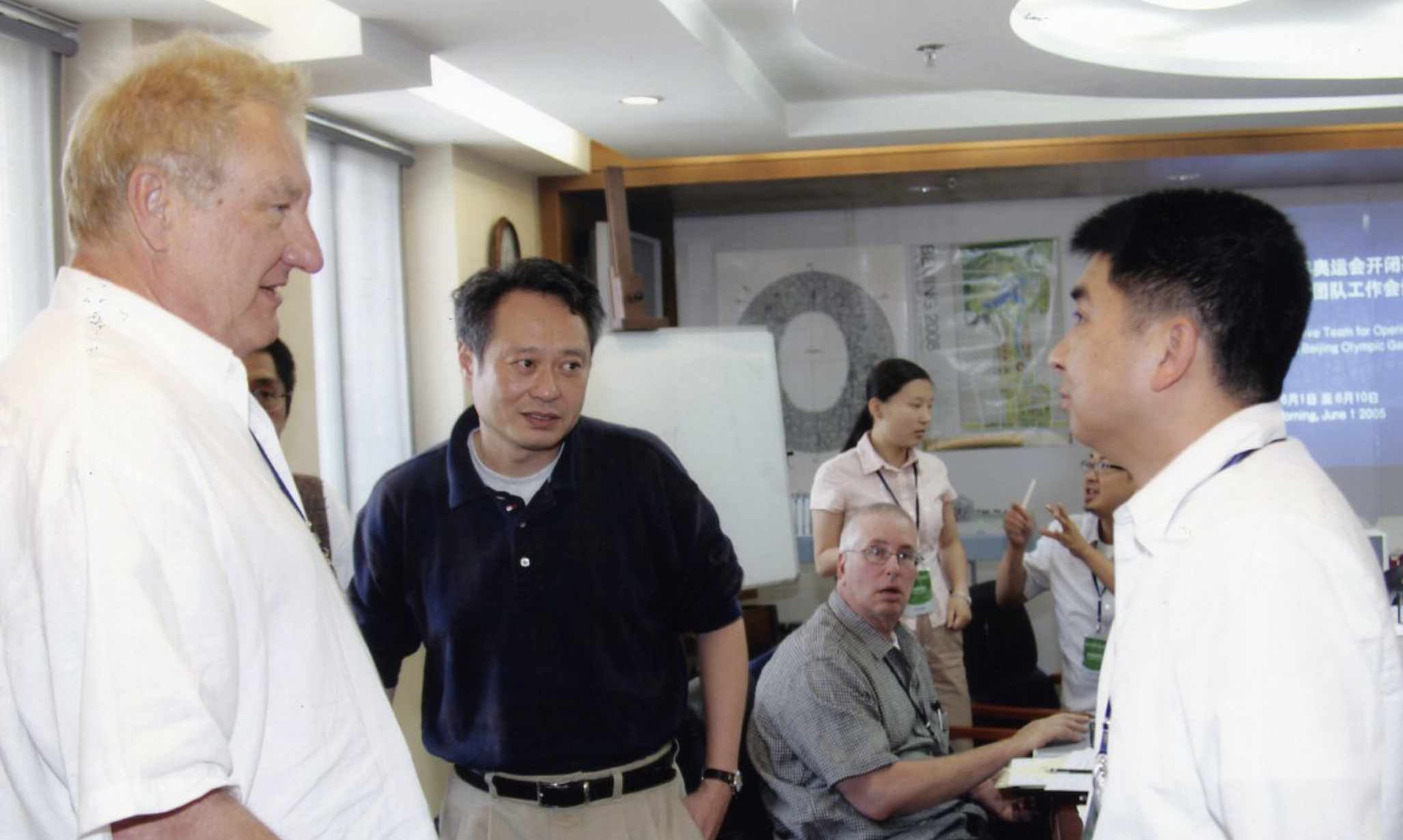 亞裔美籍的余志雄（右）多次為李安導演（左二）的作品設計電影片頭。（翻攝自imdb.com）