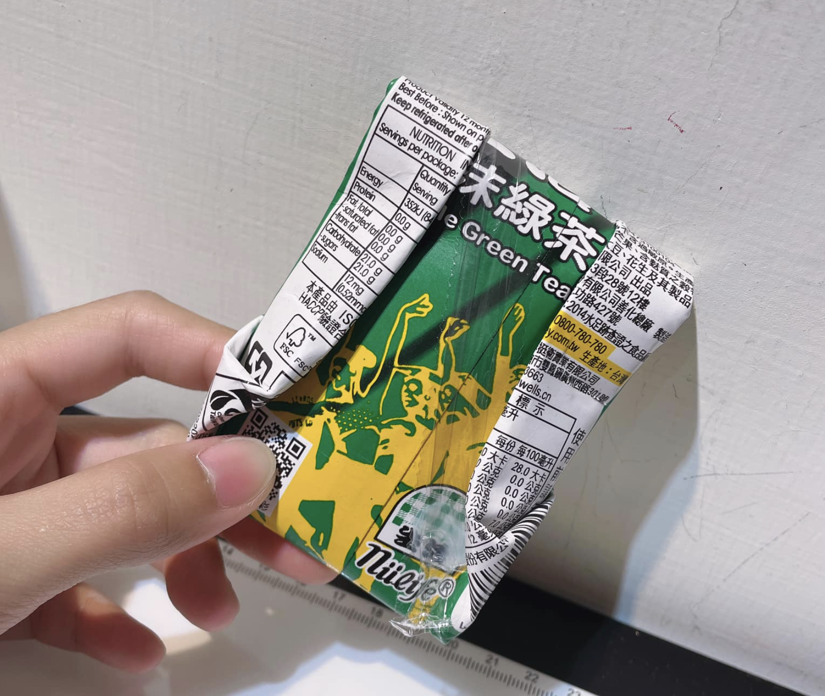 網友秀出自己摺鋁箔包的照片,引起其他網友共鳴。(翻攝自「爆廢公社二館」臉書)
