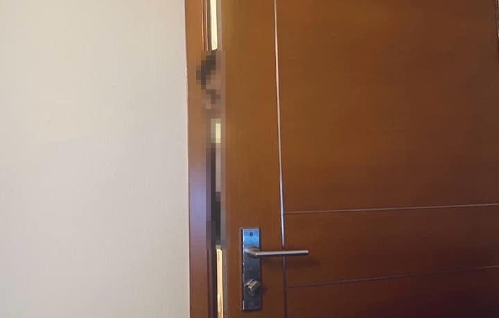 女網友租屋處門鎖壞掉,隔壁男鄰居多次開門。(翻攝自臉書社團「爆廢公社」)