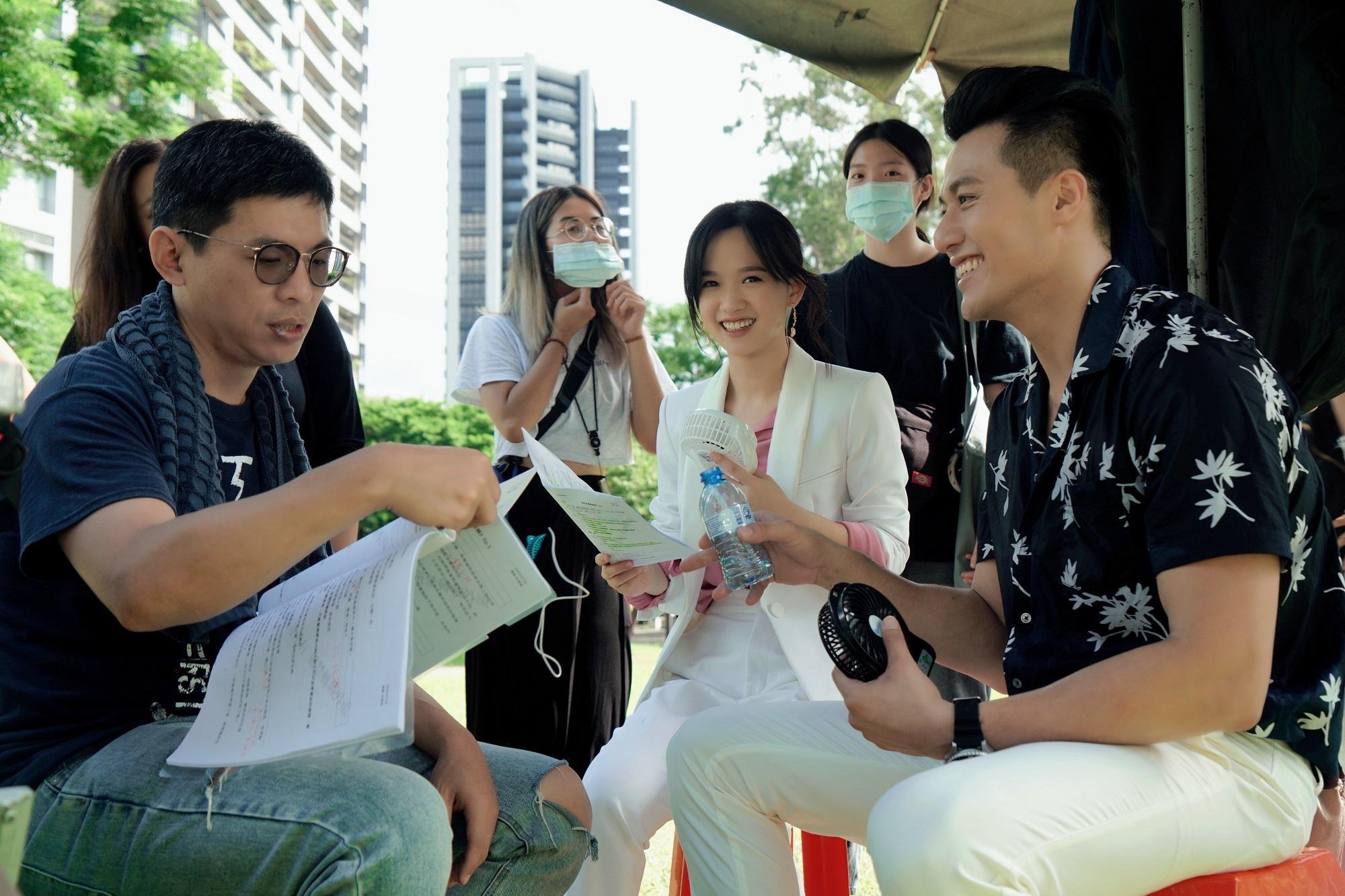 導演姜瑞智(左)今年執導的電影《角頭-浪流連》取得破億票房成績。(七十六号原子提供)