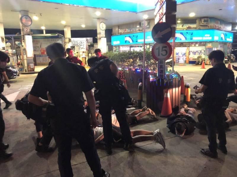 新北市一群屁孩深夜群聚鬥毆,遭大批警方壓制。(翻攝自侯友宜臉書)