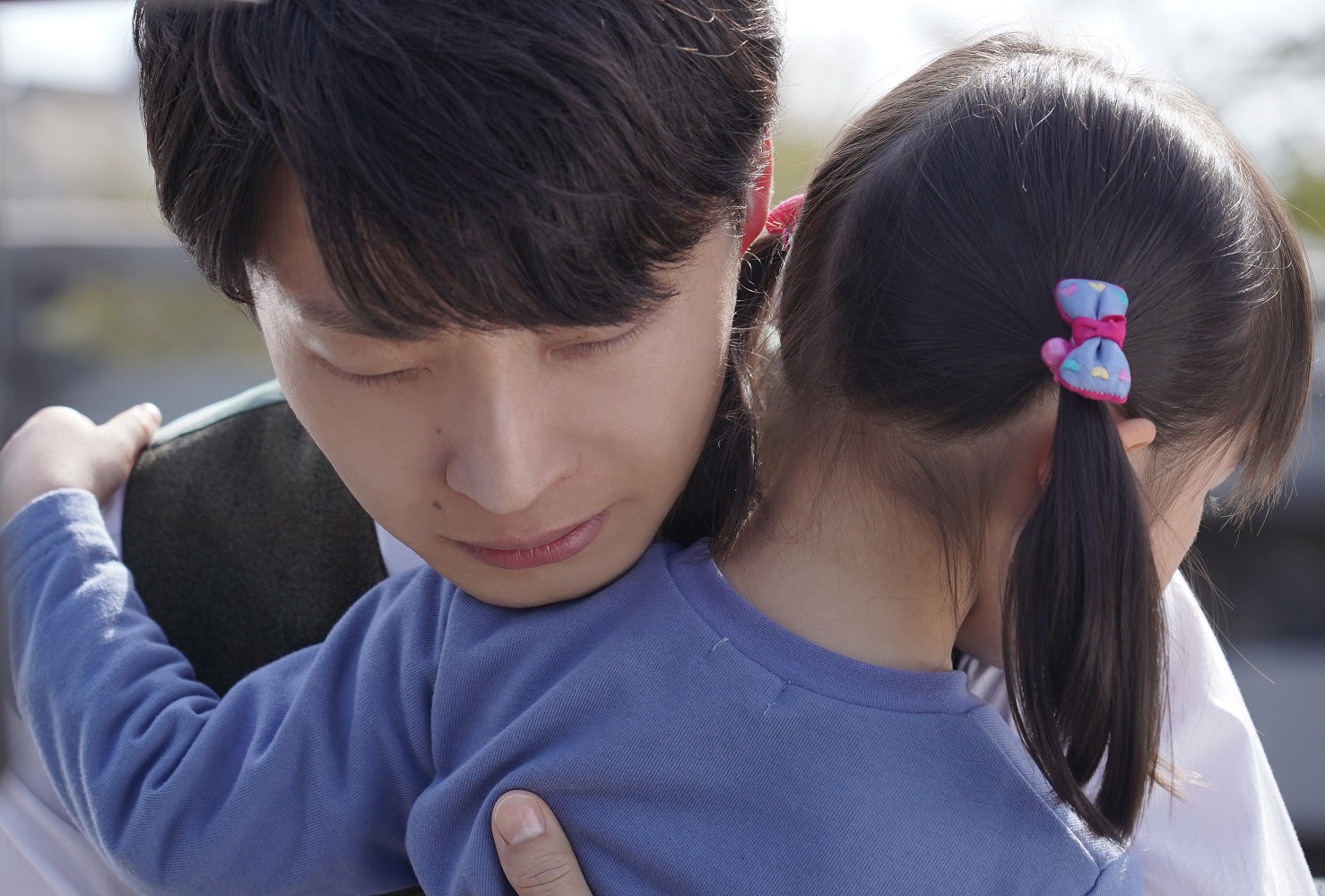 星野源在《罪之聲》飾演擁有美滿家庭的裁縫師，小女孩看到小栗旬眼冒愛心讓他很失落。（車庫娛樂提供）