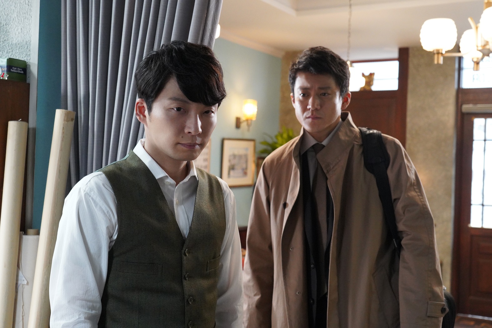 小栗旬（右）與星野源藉《罪之聲》成了常一起吃飯的關係。（車庫娛樂提供）