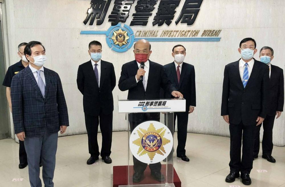 行政院長蘇貞昌（前中）、內政部長徐國勇（後左2）行政院發言人羅秉成（前左）等人到場視察及勉勵視察及勉勵警方。（警方提供）