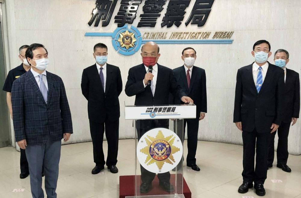 行政院長蘇貞昌（前中）、內政部長徐國勇（後左2）行政院發言人羅秉成（前左）等人到場視察及勉勵視察及勉勵警方。（警方提供）
