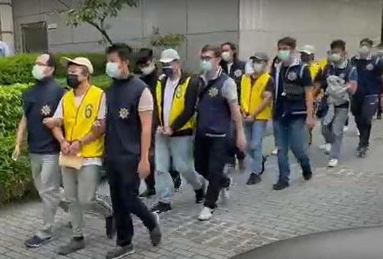 刑事局逮捕天道盟北海會涉嫌詐賭成員10人，並查扣現金60萬元等贓物。（警方提供）