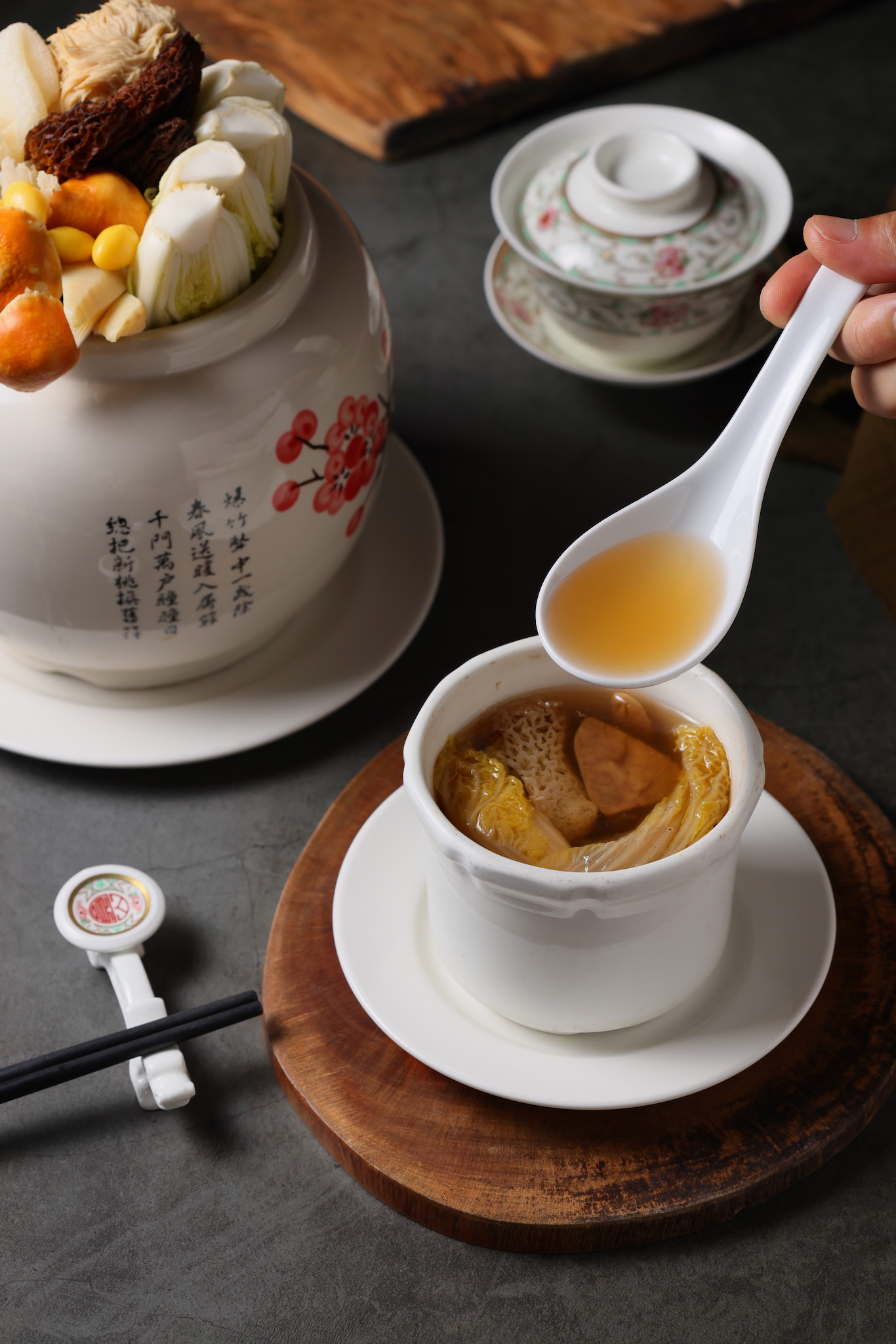 「羅漢佛跳牆」湯頭飽含菇類與蔬菜鮮美，是茹素者恩物。（1,388元／甕）