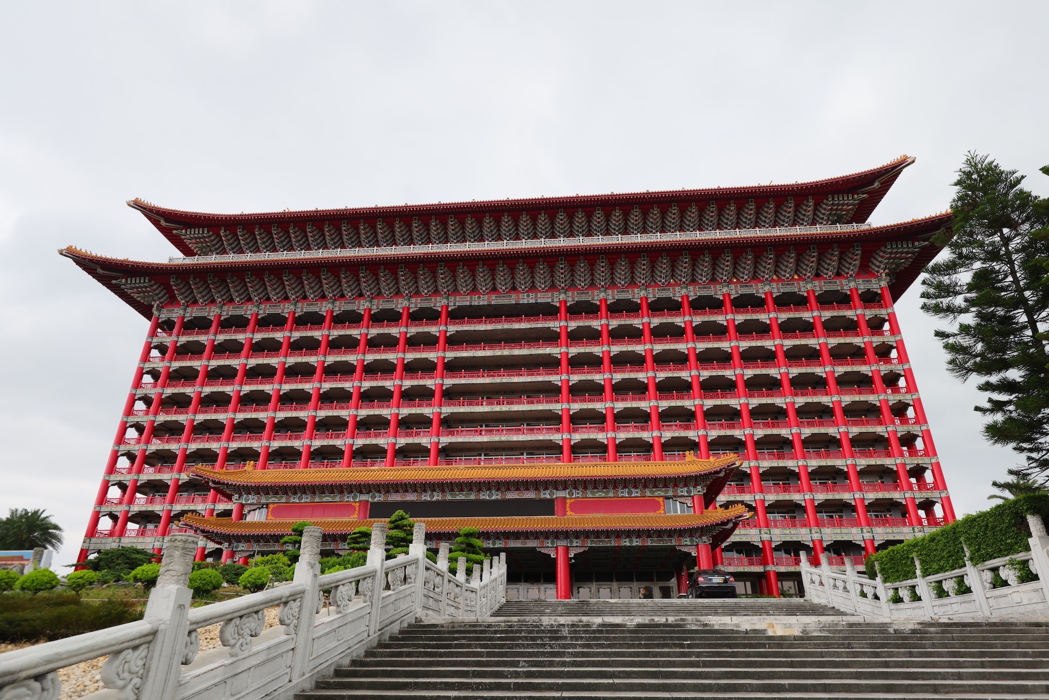 圓山大飯店在防疫期間推出國宴菜外帶，宣示國家門面地位。