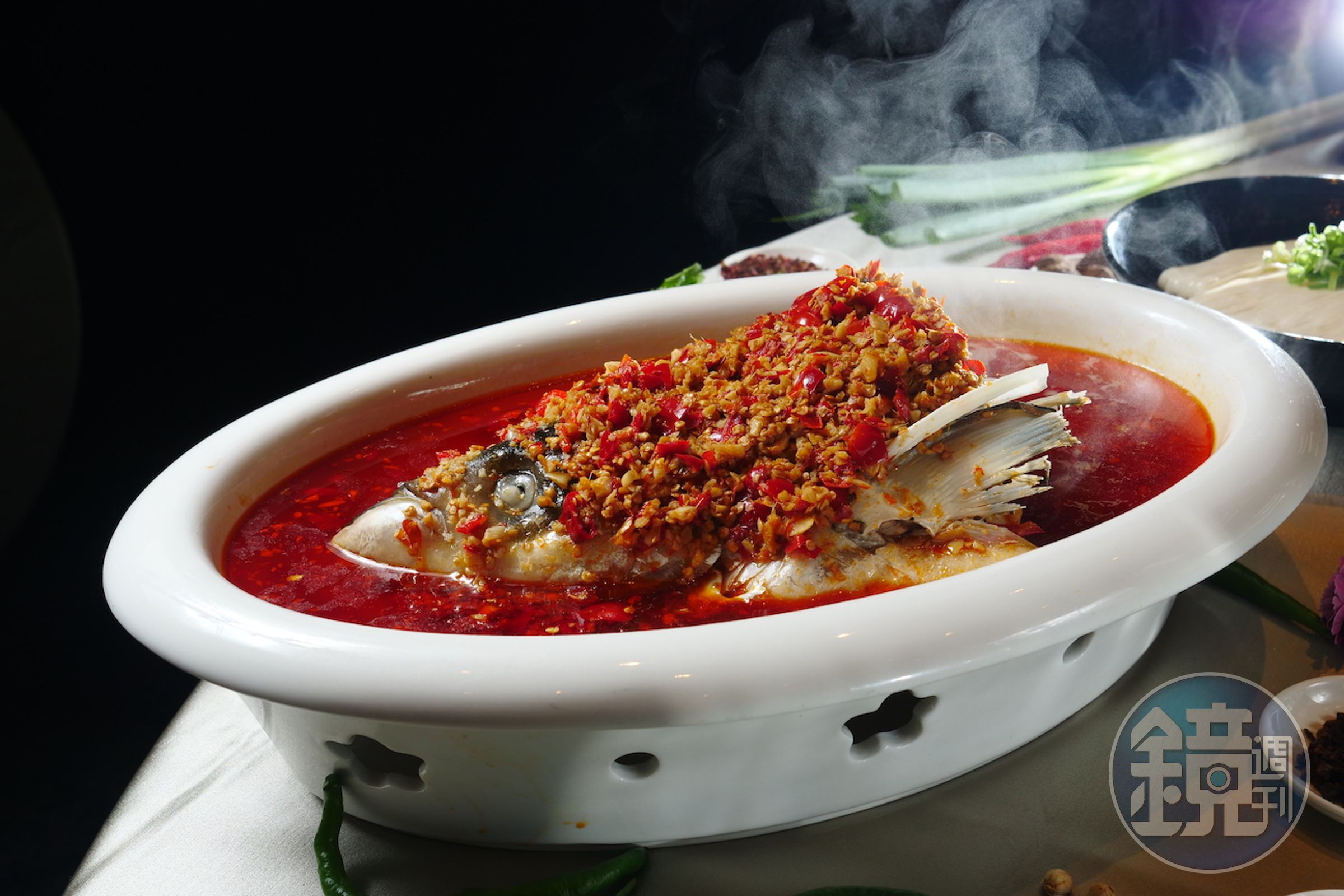 「奇岩一號」的「湘味剁椒鰱魚頭」在湘菜中融入正格的川味紅油，香氣層次飽滿。（1,680元／份）