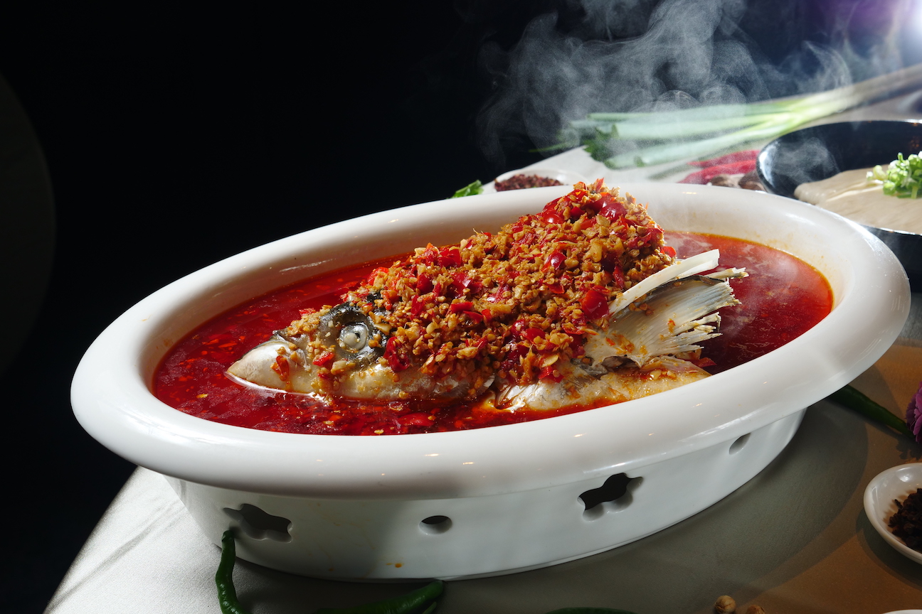 「奇岩一號」的「湘味剁椒鰱魚頭」在湘菜中融入正格的川味紅油，香氣層次飽滿。（1,680元／份）