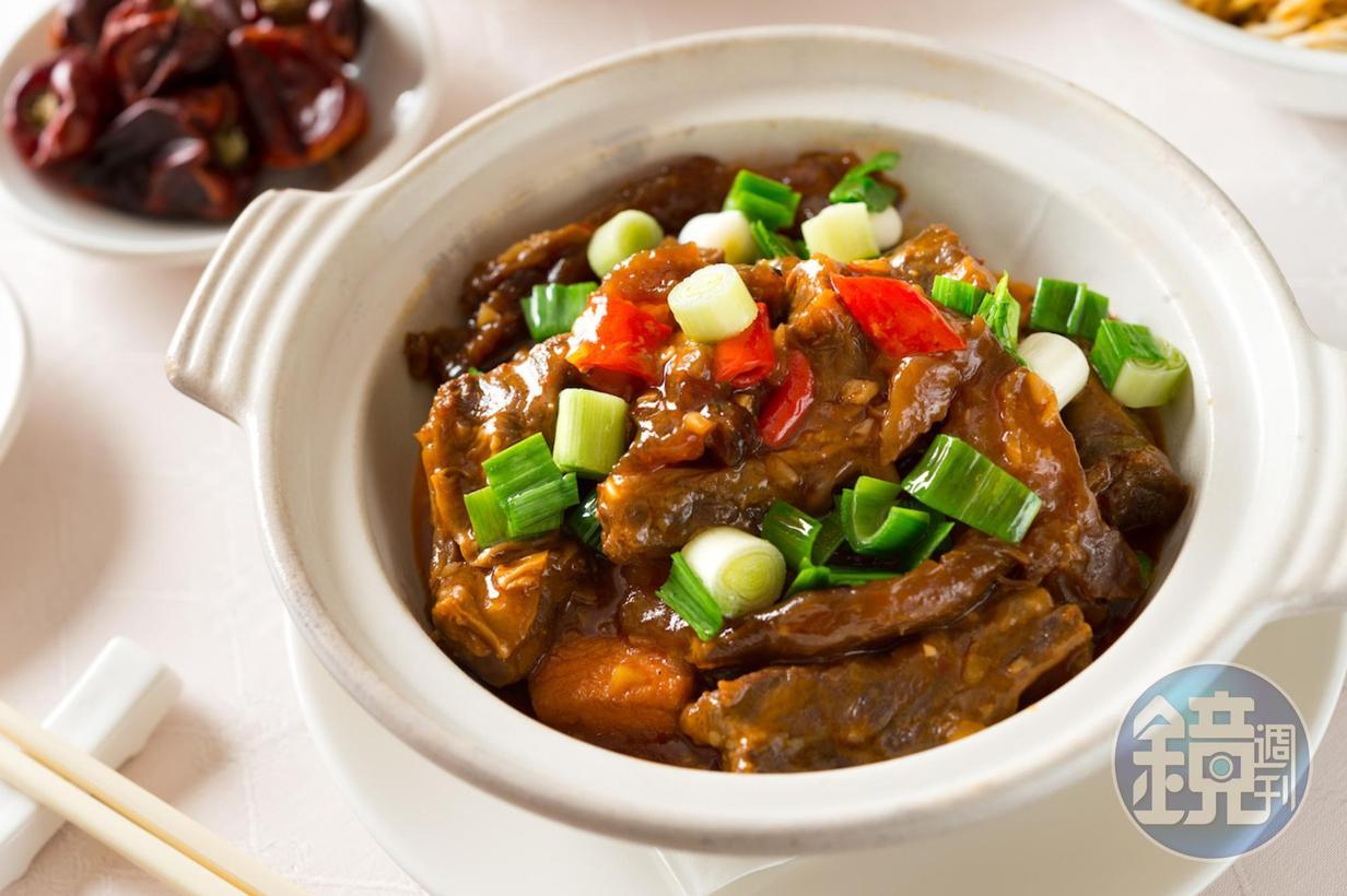 「魚香筋腩煲」以老皮嫩肉為底，加上Q糯牛筋與酥軟牛腩，復熱也相當美味。（420元／份）