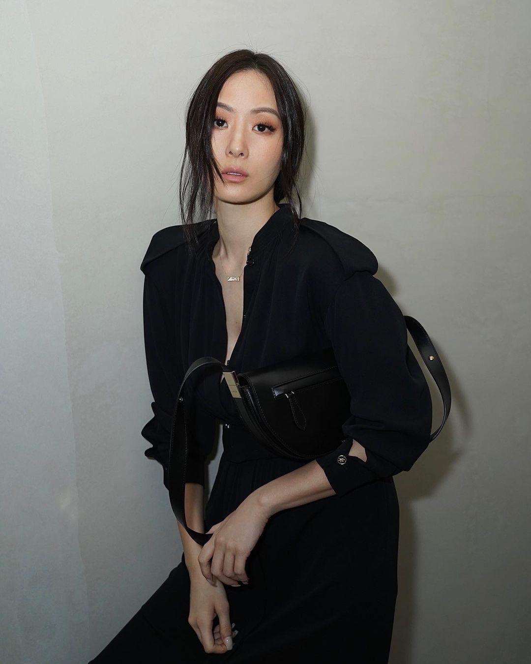 孫芸芸微亂的髮絲傳達了隨性感，一身黑色look讓手上的Olympia更顯俐落。（翻攝自孫芸芸IG）