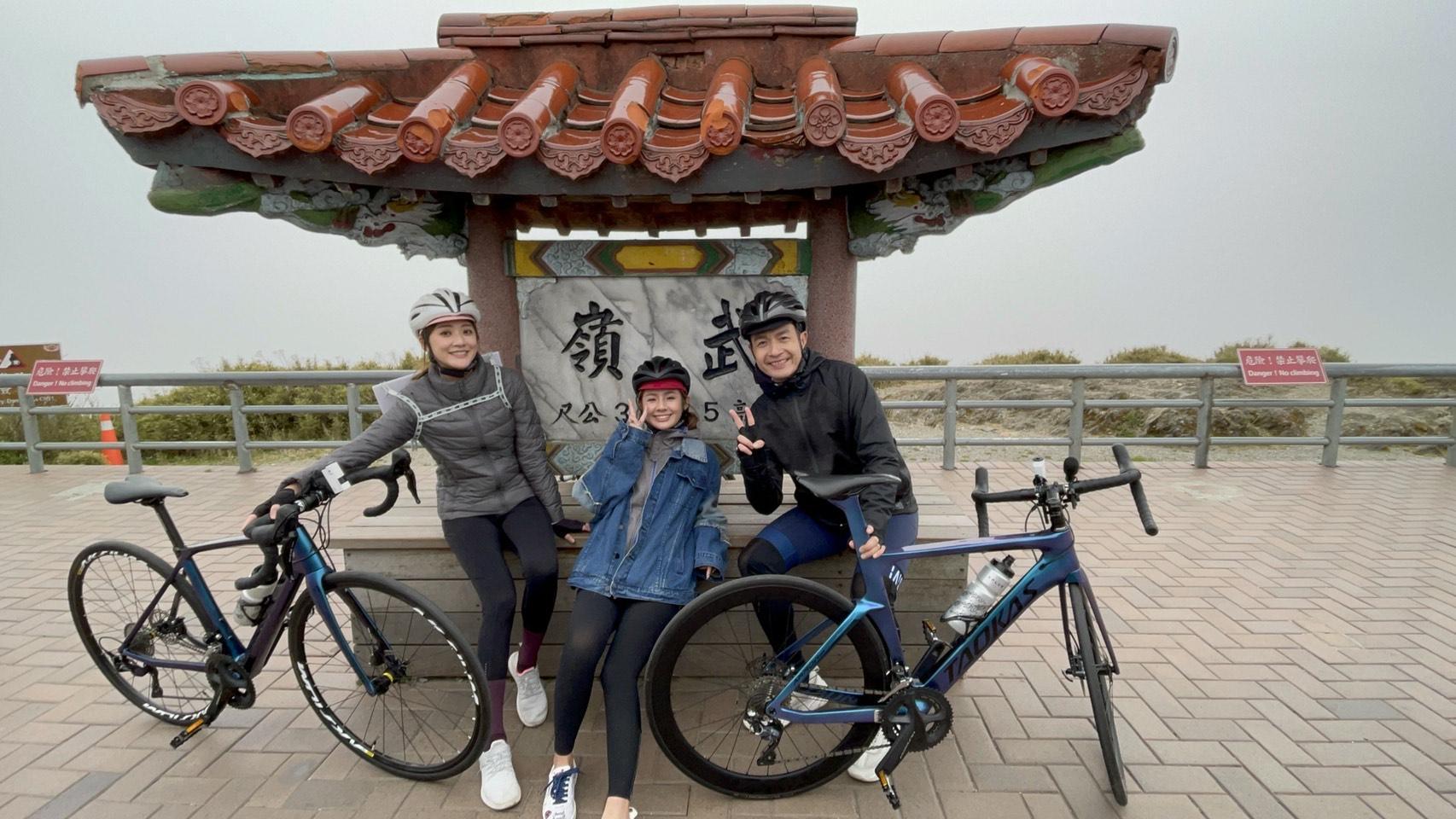 小鐘(右)與林逸欣(左)騎單車挑戰武嶺、鮪魚伴隨。(三立提供)