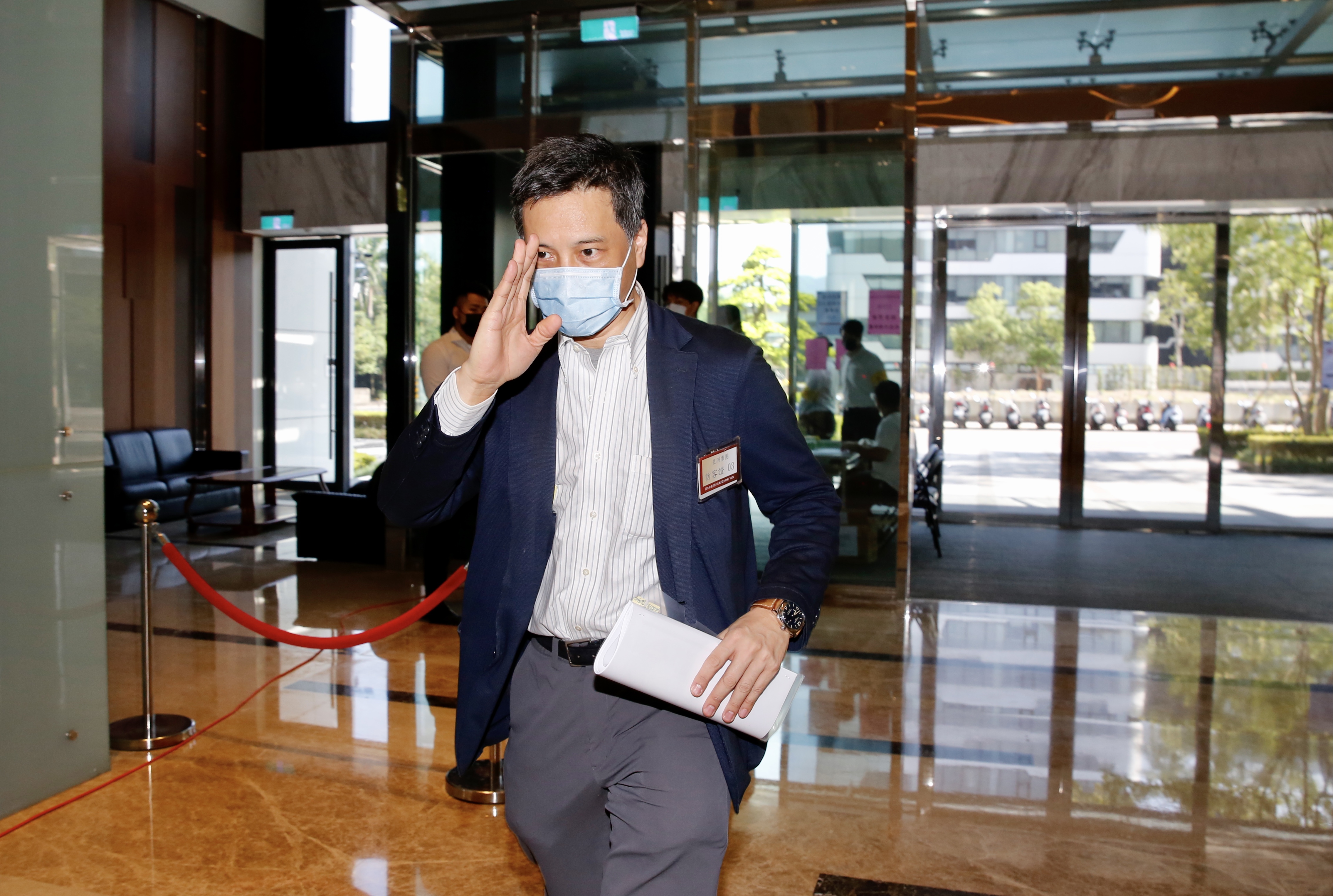 黃育仁防堵父親黃茂雄釜底抽薪，豪砸超過22億元反收購抗衡。