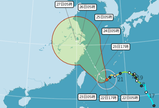 中颱烟花緩慢接近台灣，中部以北山區是降雨熱區。（中央氣象局提供）