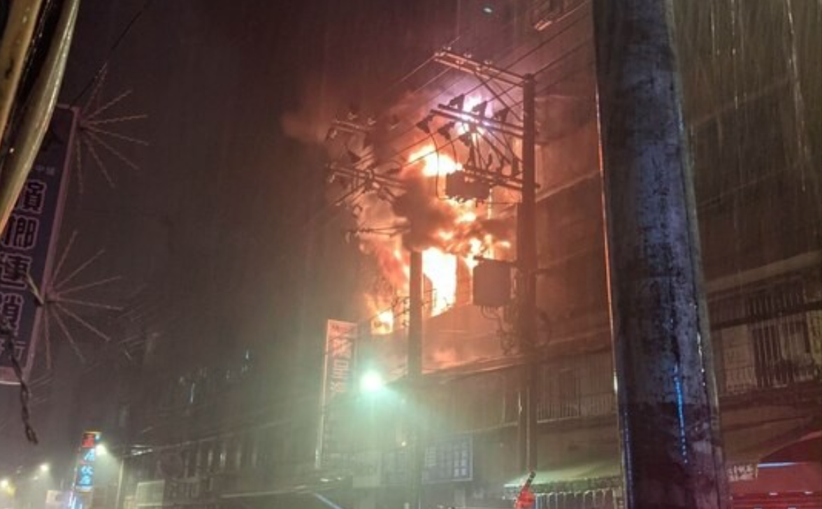 新北市板橋區一處公寓，22日凌晨發生大火，一共造成3死、4人輕重傷。（翻攝畫面）