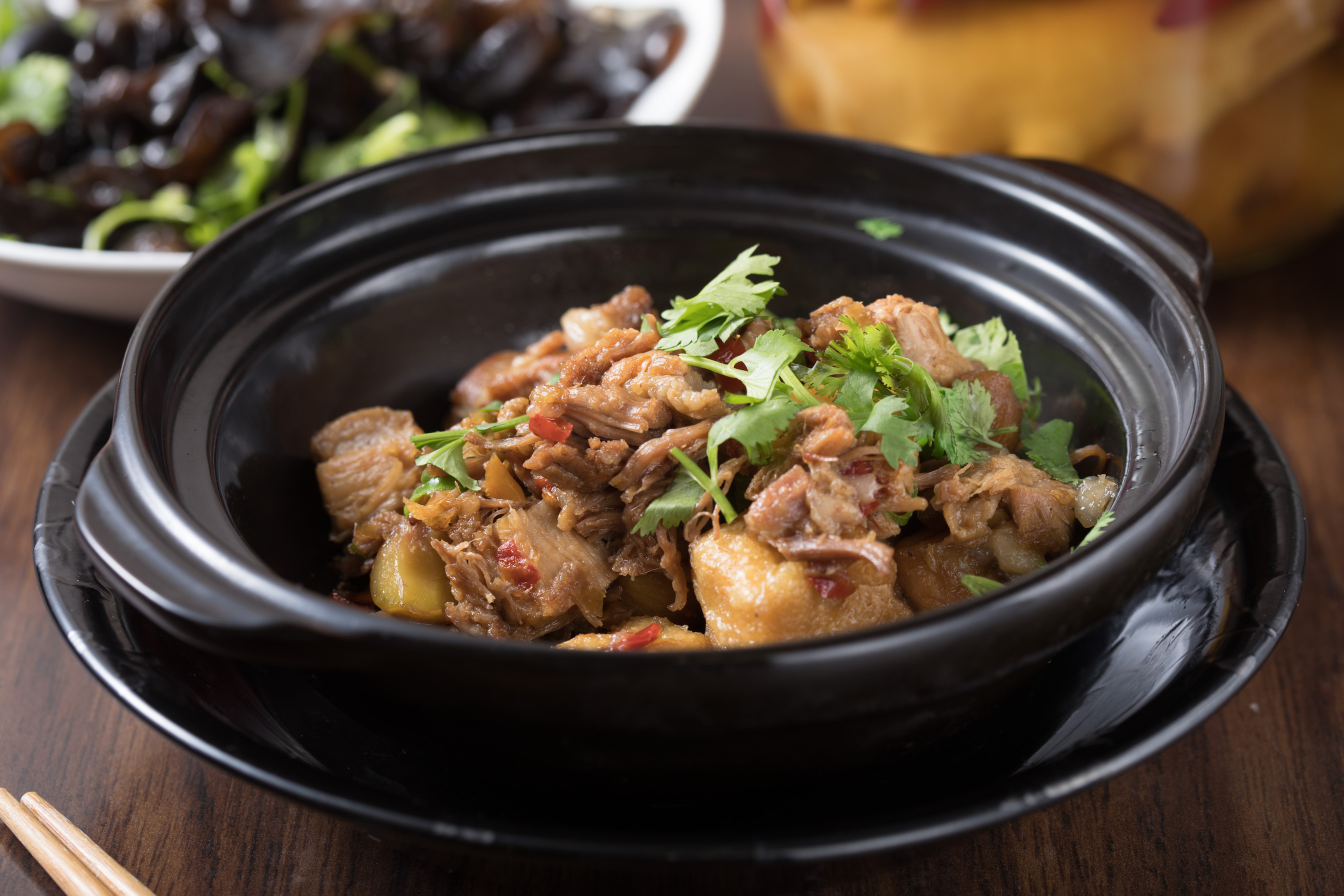 我家小廚房的「剁椒燜肉」虜獲許多愛吃辣老饕的心。（290元／份）