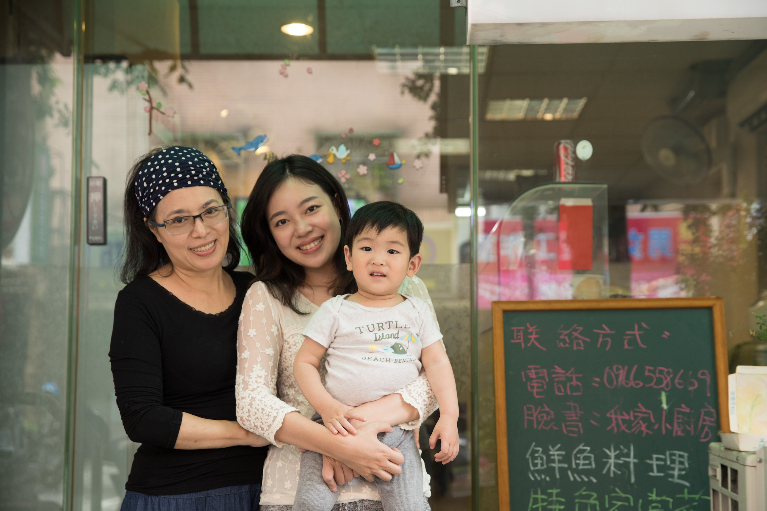 「我家小廚房」主廚曹佑淇（左一）將為家人做菜的愛帶進餐廳的菜單。