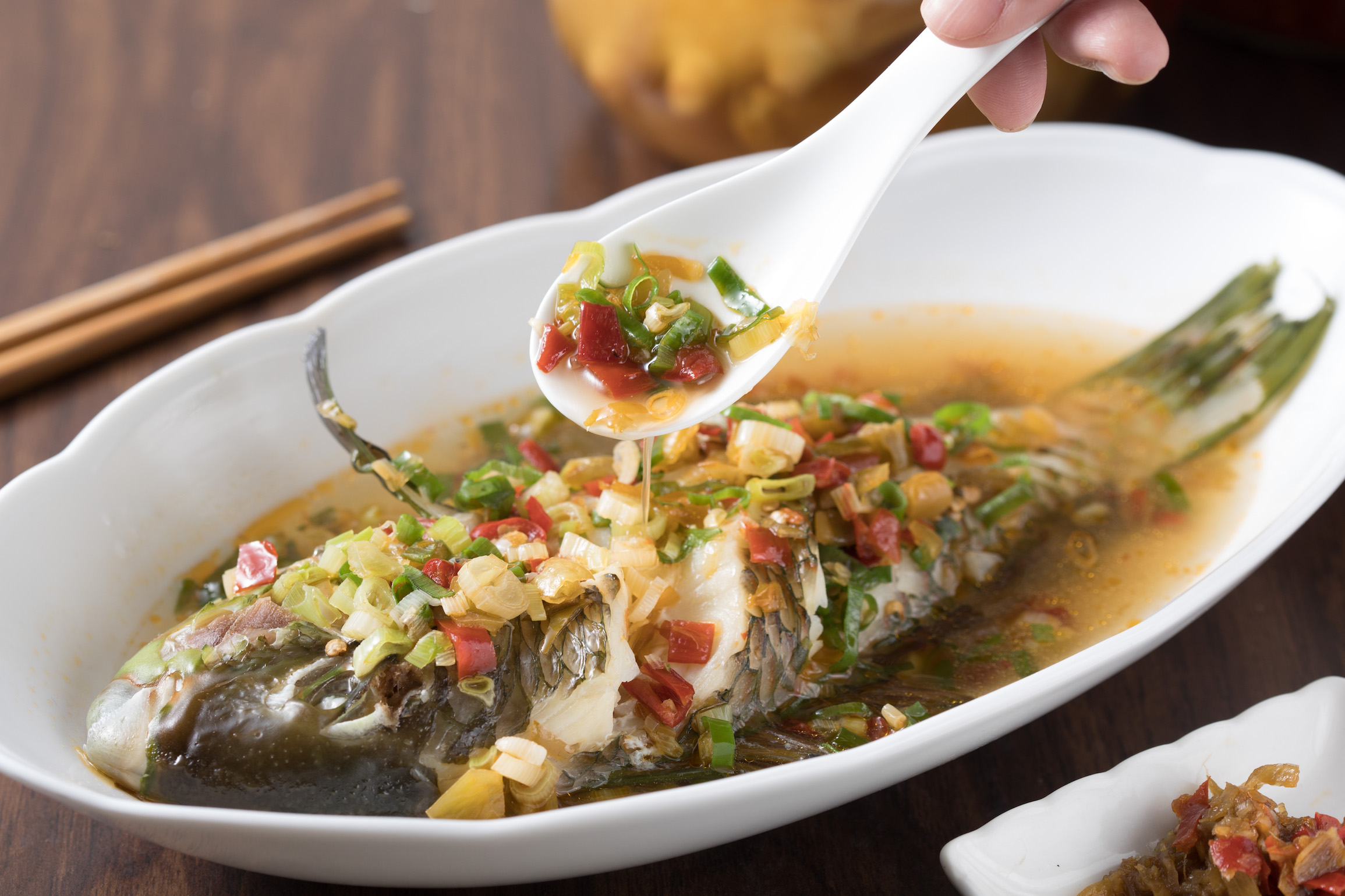 湖南風味的「剁椒魚」捨棄魚頭，改用肉質鮮甜的遠洋海鮮。（時價）